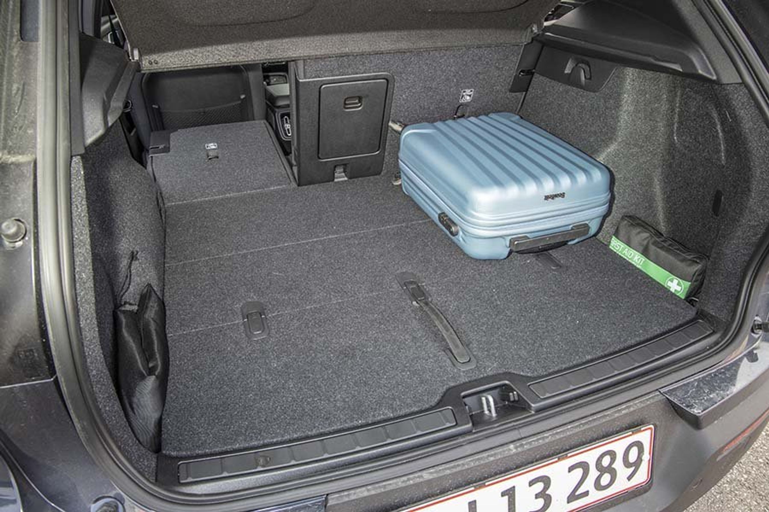 Bagagerummet er regulært i formen, og under gulvet er der ekstra plads.