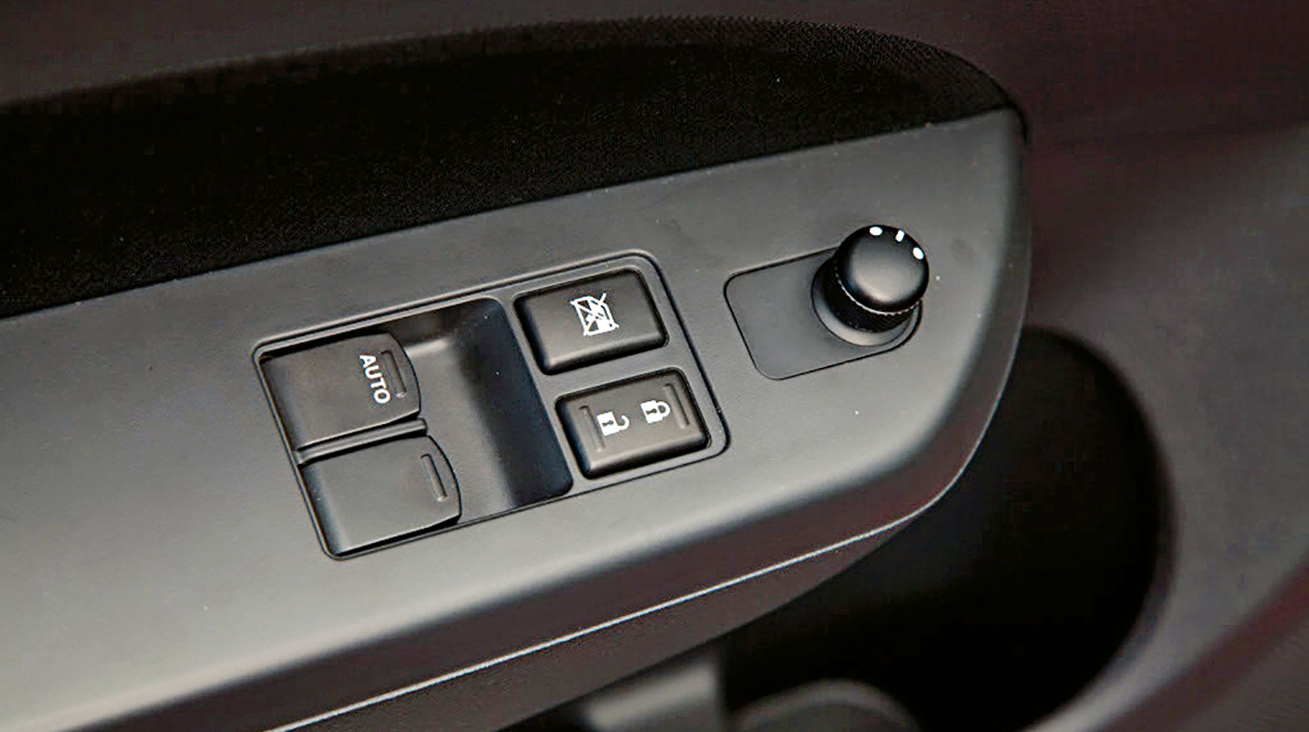 Der er elruder på fordørene og elektrisk betjente sidespejle med varme som standard.