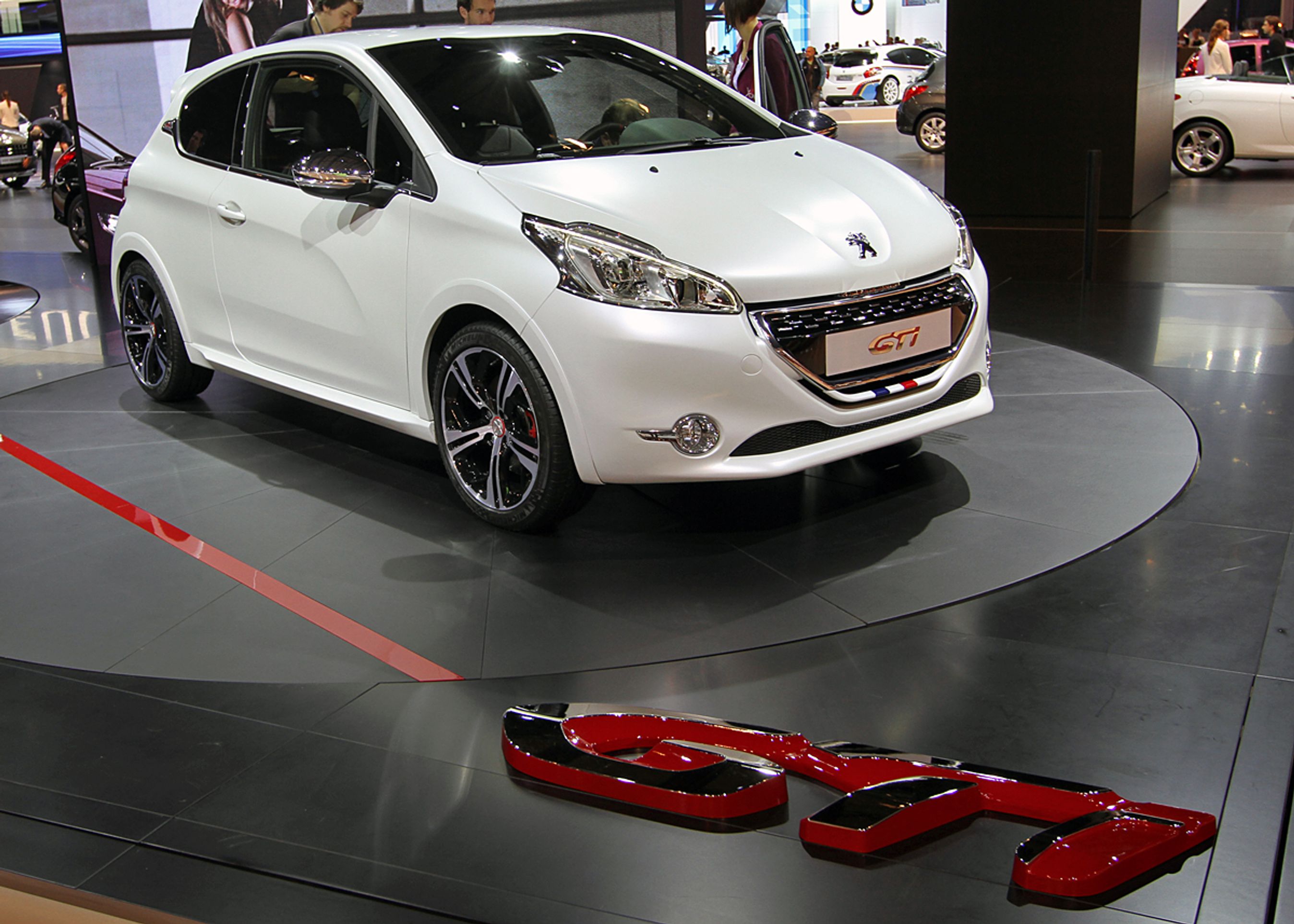 208 i GTI-versionen er tredørs.