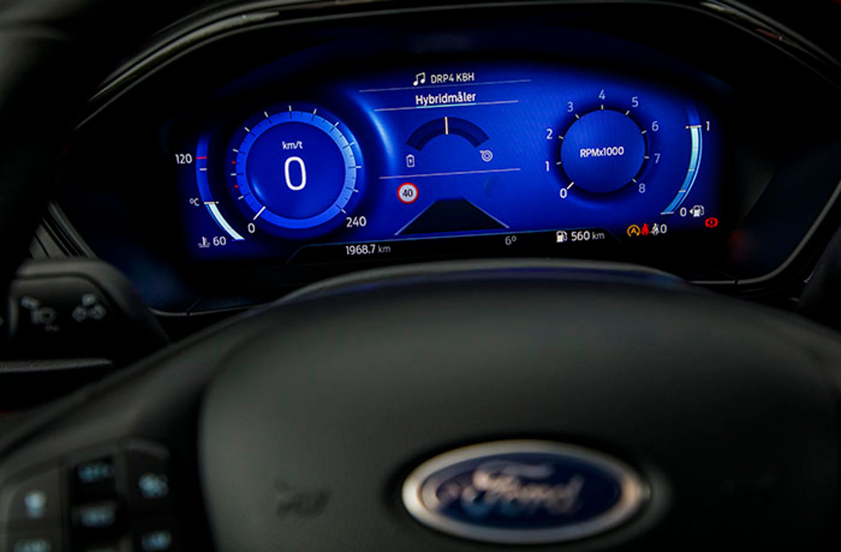 Testbilen var udstyret med Fords nyudviklede digitale instrumenter, som er samlet i en 12,3-tommer skærm foran føreren. Det fungerer fremragende, men er desværre ekstraudstyr til godt 12.000 kr.