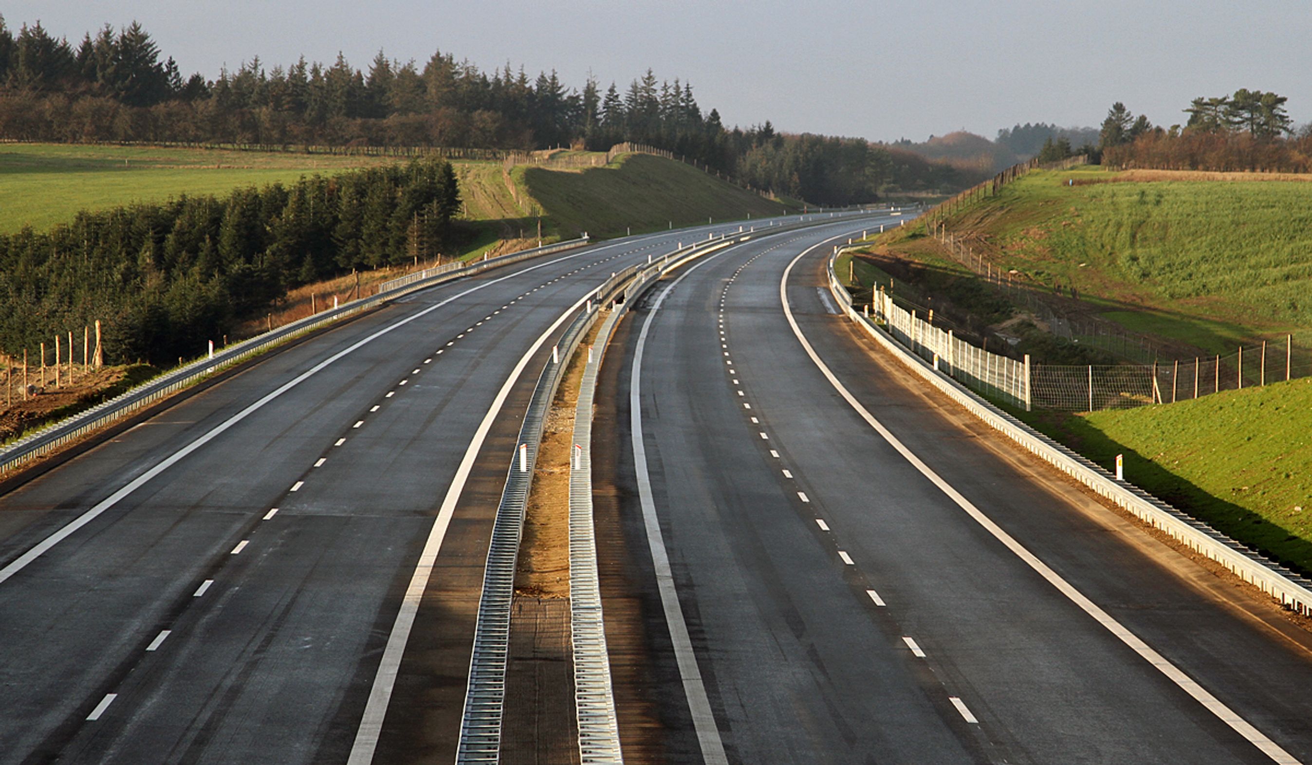 Motorvejen mellem Låsby og Hårup går gennem kuperet terræn.