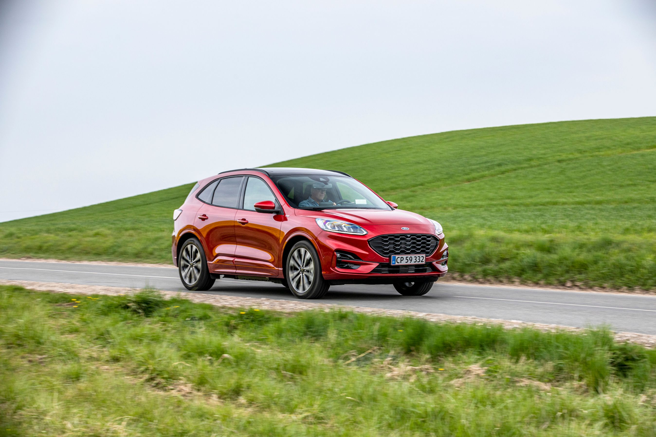 Flere bilkøbere oplever at få leveret deres nye Ford Kuga plugin-hybrid uden noget af det bestilte udstyr.