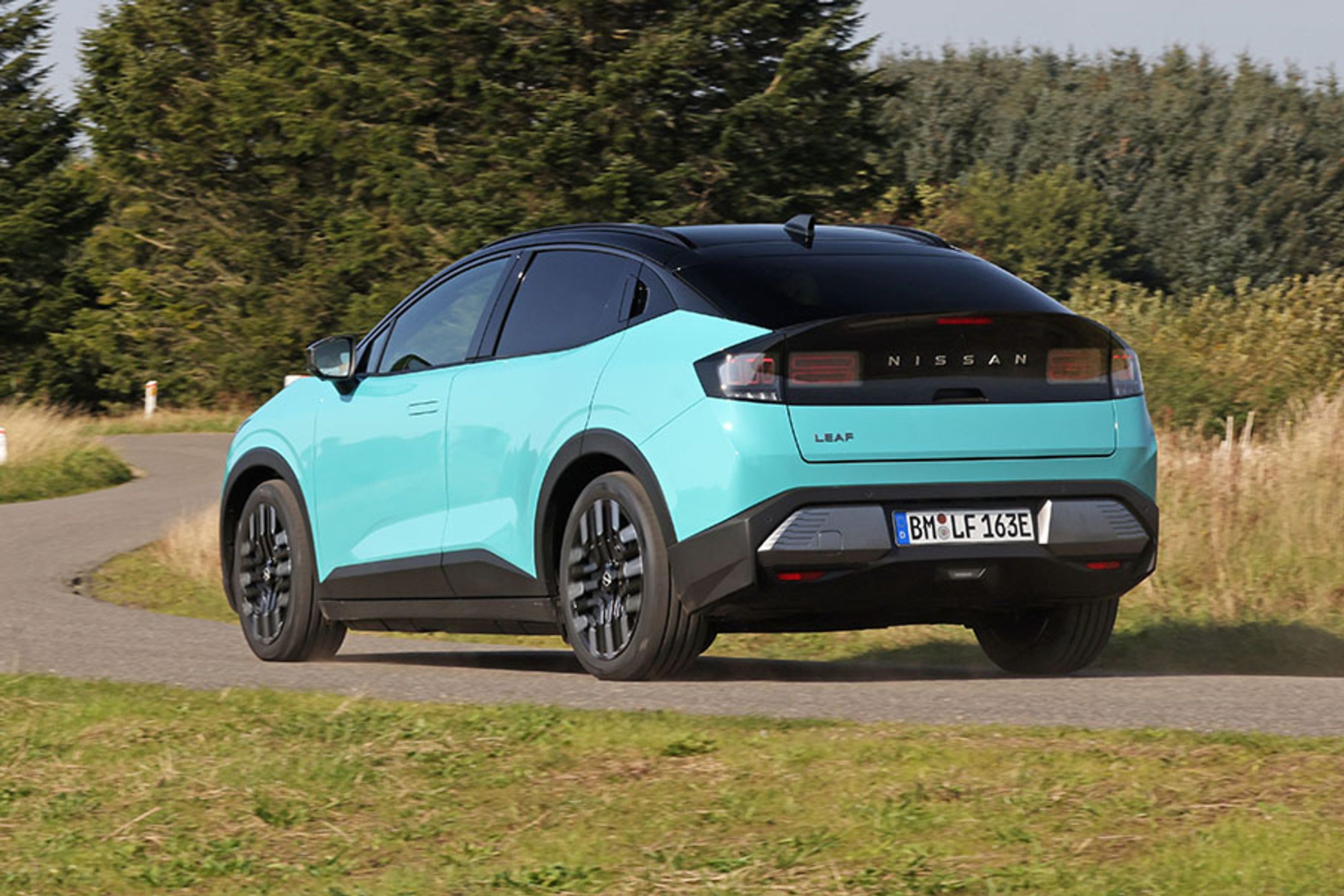 Bagfra er Leaf letgenkendelig med det store Nissan-navn i midten og med de karakteristiske baglygter med to vandrette og tre lodrette felter i hver side. Vi savner en bagrudevisker.