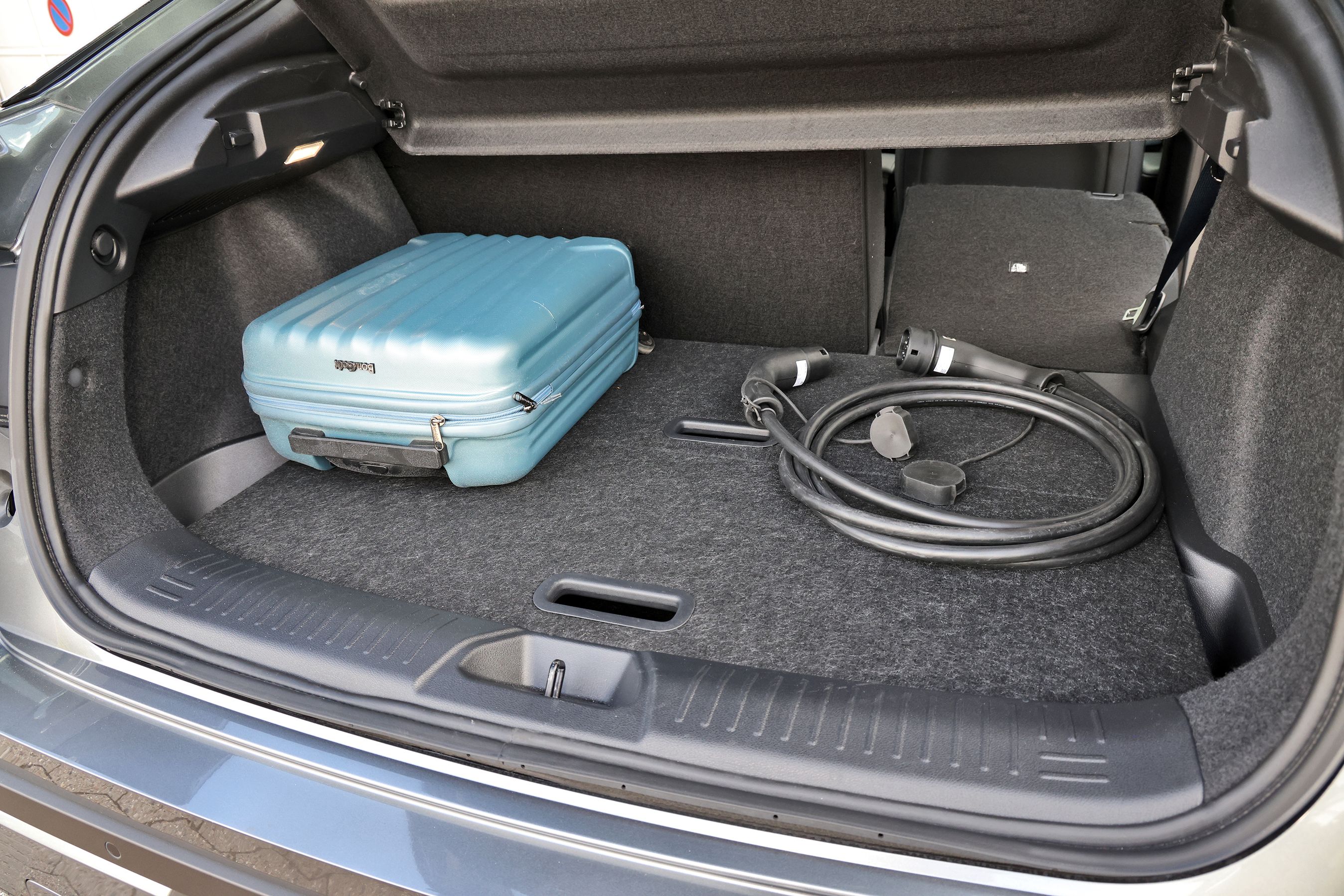 Nissan Leaf 75 kWh 2026: Bagagerum med ladekabel og kabinekuffert