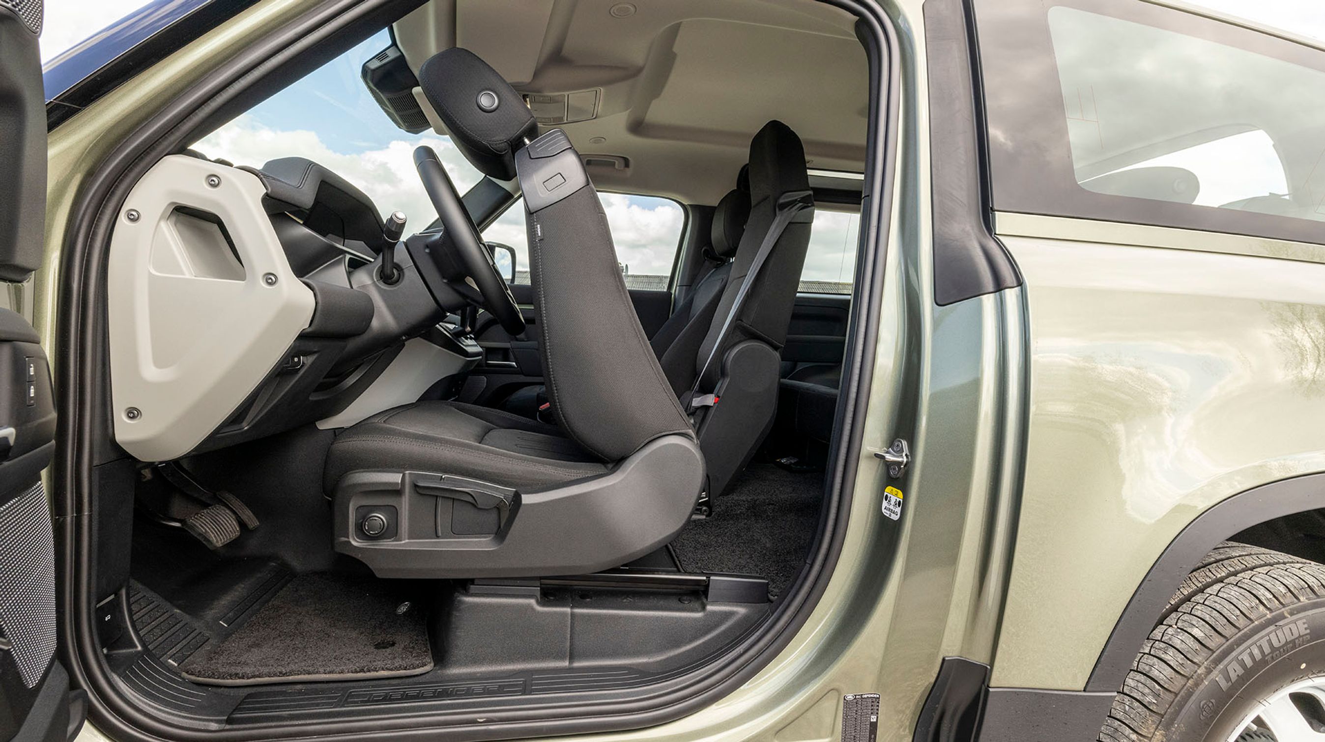 Adgangen til bagsædet er besværlig. Dels er der langt op i bilen, dels er der ikke megen plads, hvis man som her vil ind bag førersædet.