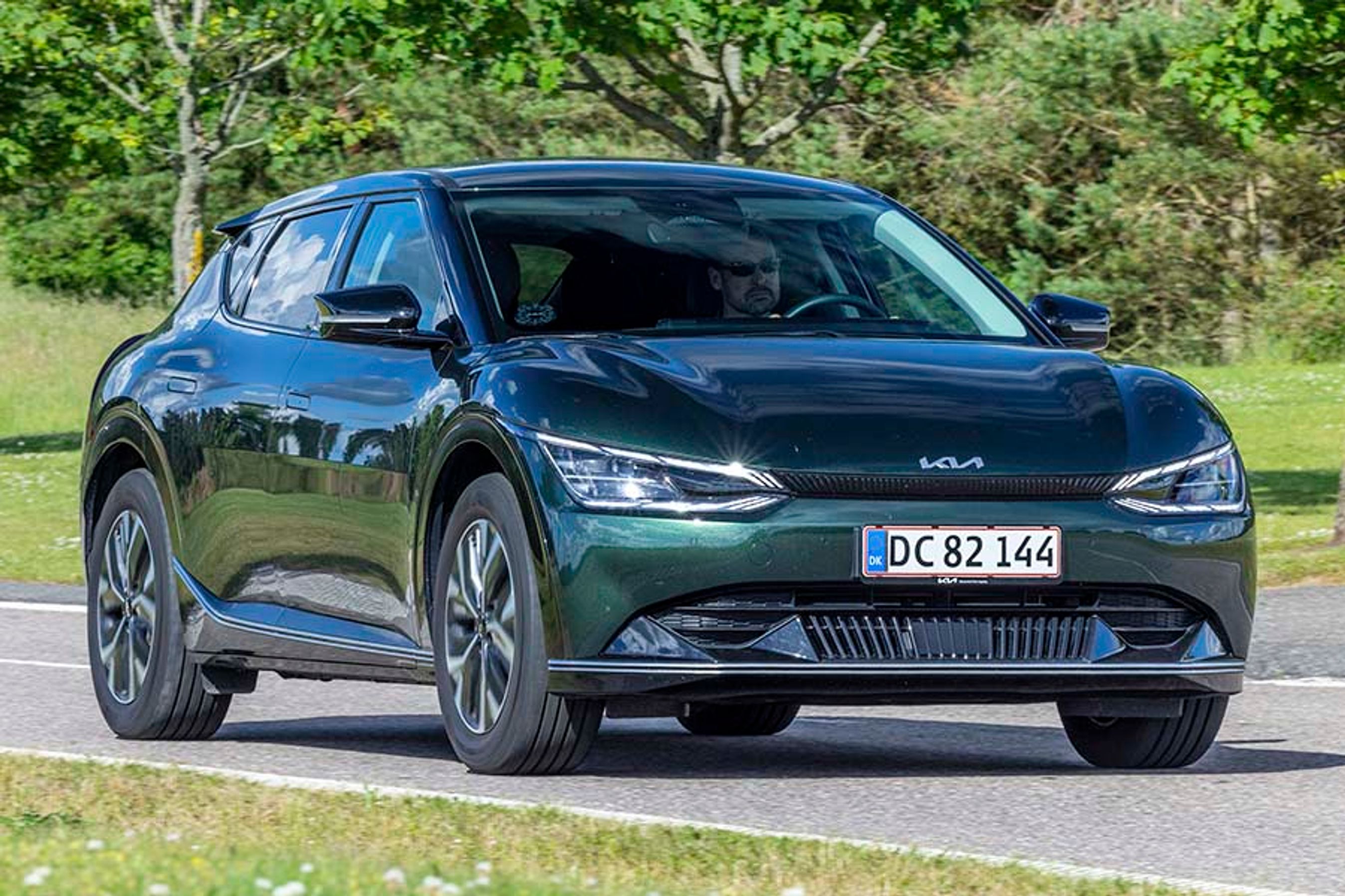 Kia EV6 har linjer, der får den til at skille sig ud fra konkurrenterne. De skrå LED-bånd i forlygterne fungerer som kørelys og gør bilen let genkendelig i trafikken.