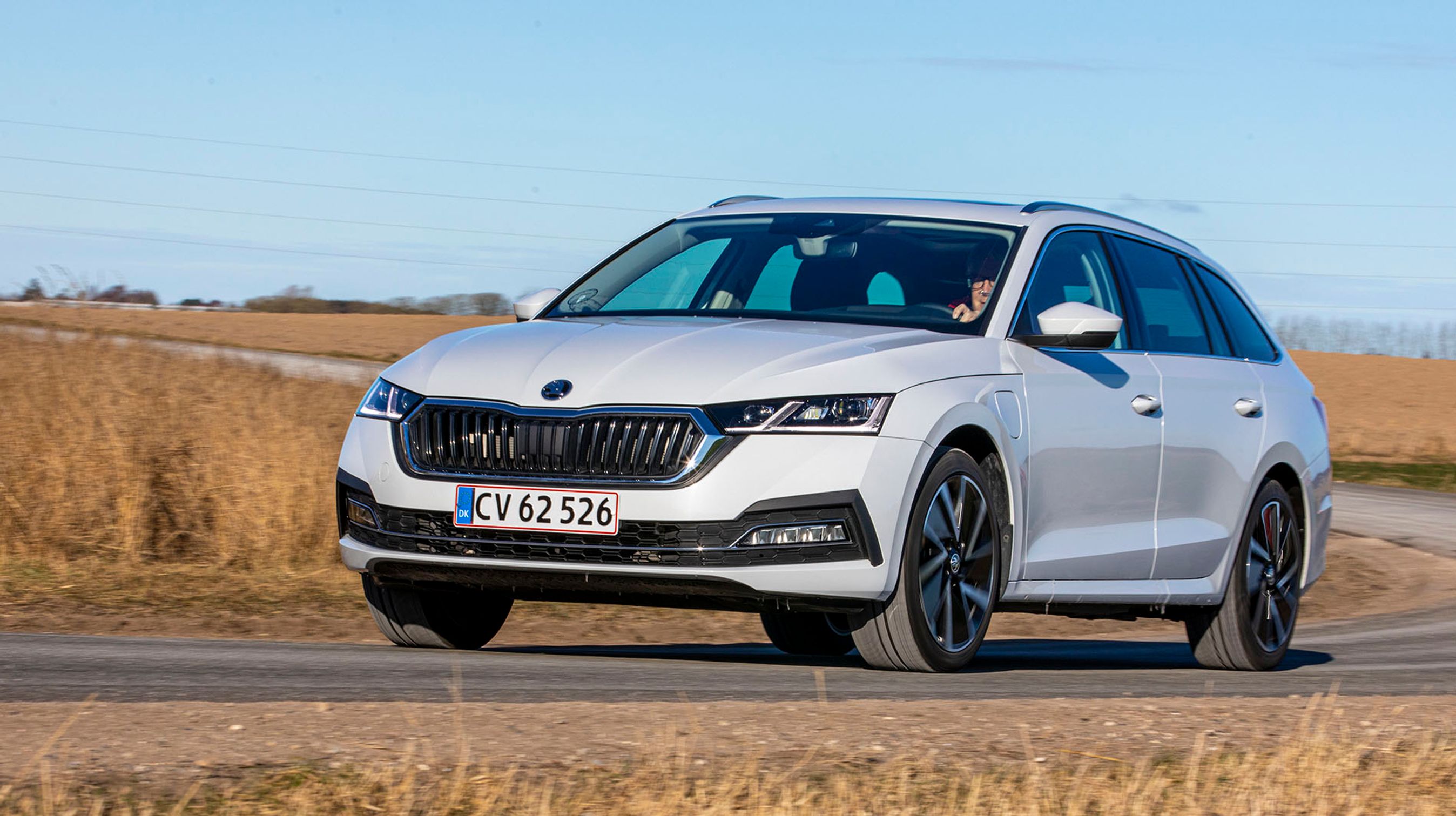 Fronten har fået et tydeligt Skoda-look, hvor den store front og de skarpt optrukne forlygter udgør en samlet enhed. Forlygterne er af LED-typen.