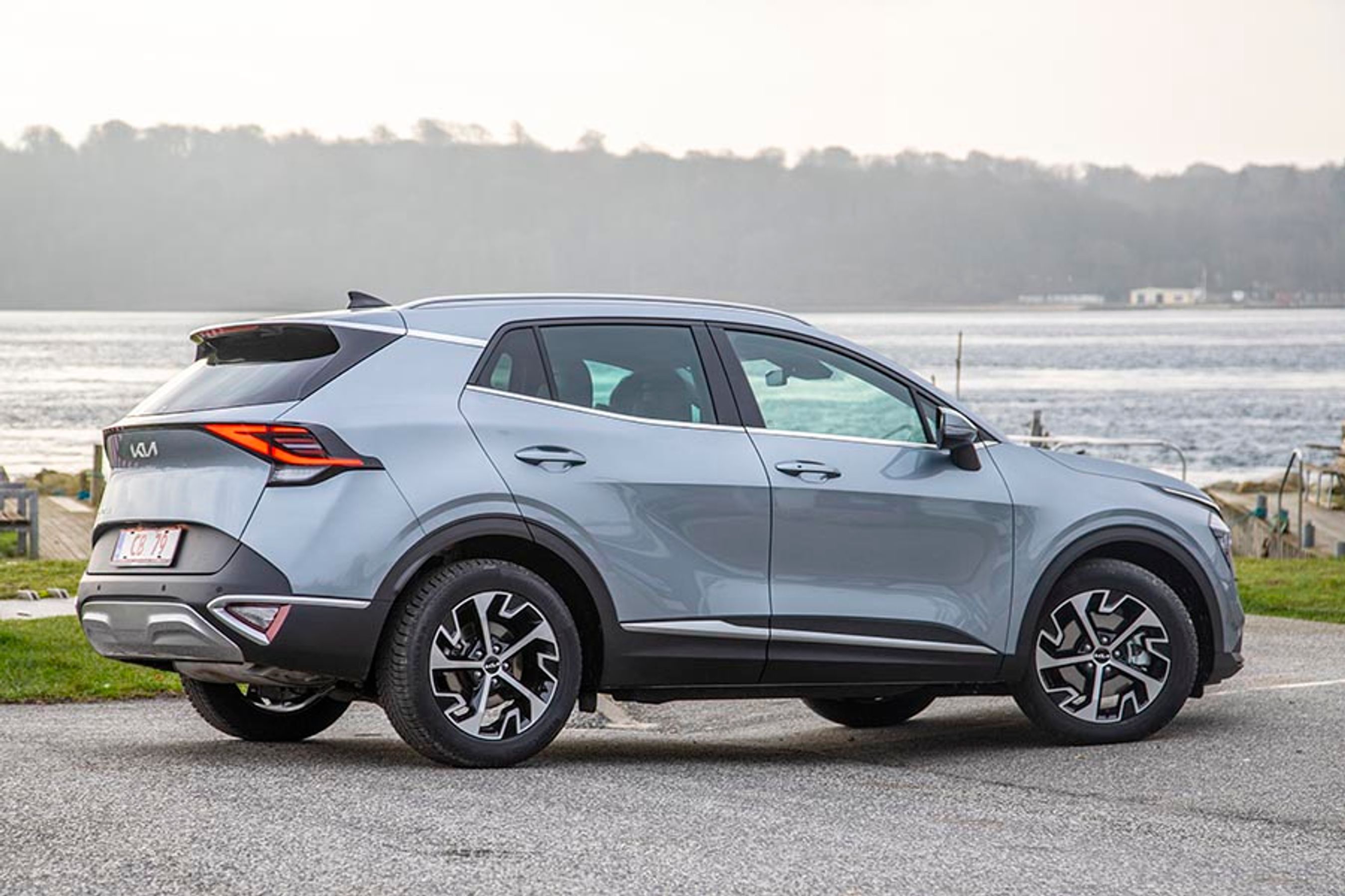 Den nye Kia Sportage er femte generation af den mellemstore SUV. Alt er fornyet; dog er der delvis genbrug af motorer. Hjulene fås i 17, 18 og 19 tommer.