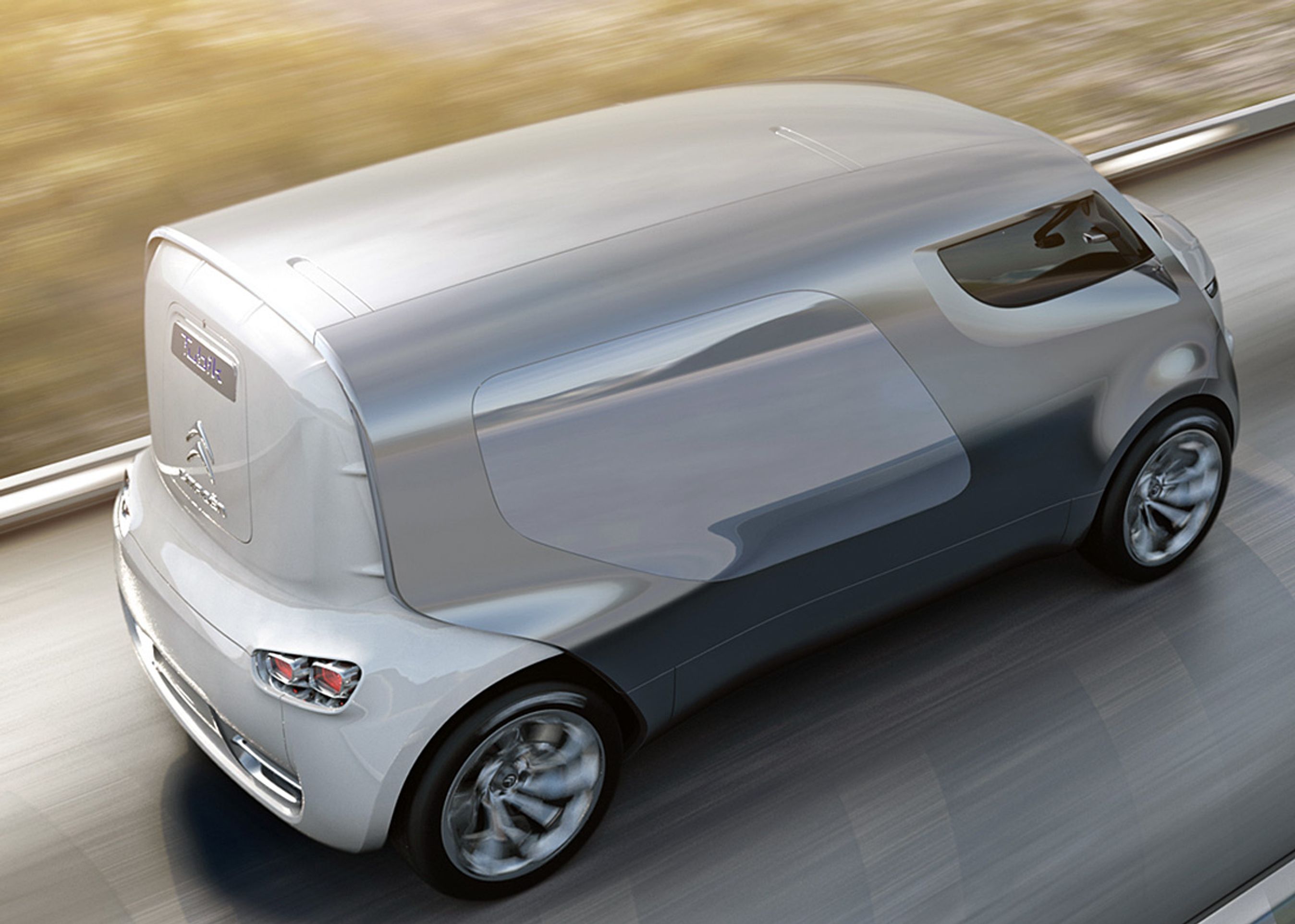 Tubik har en stor panorama-rude med ufarvet glas i højre side og to store døre, som giver adgang til førerpladsen og til kabinen.