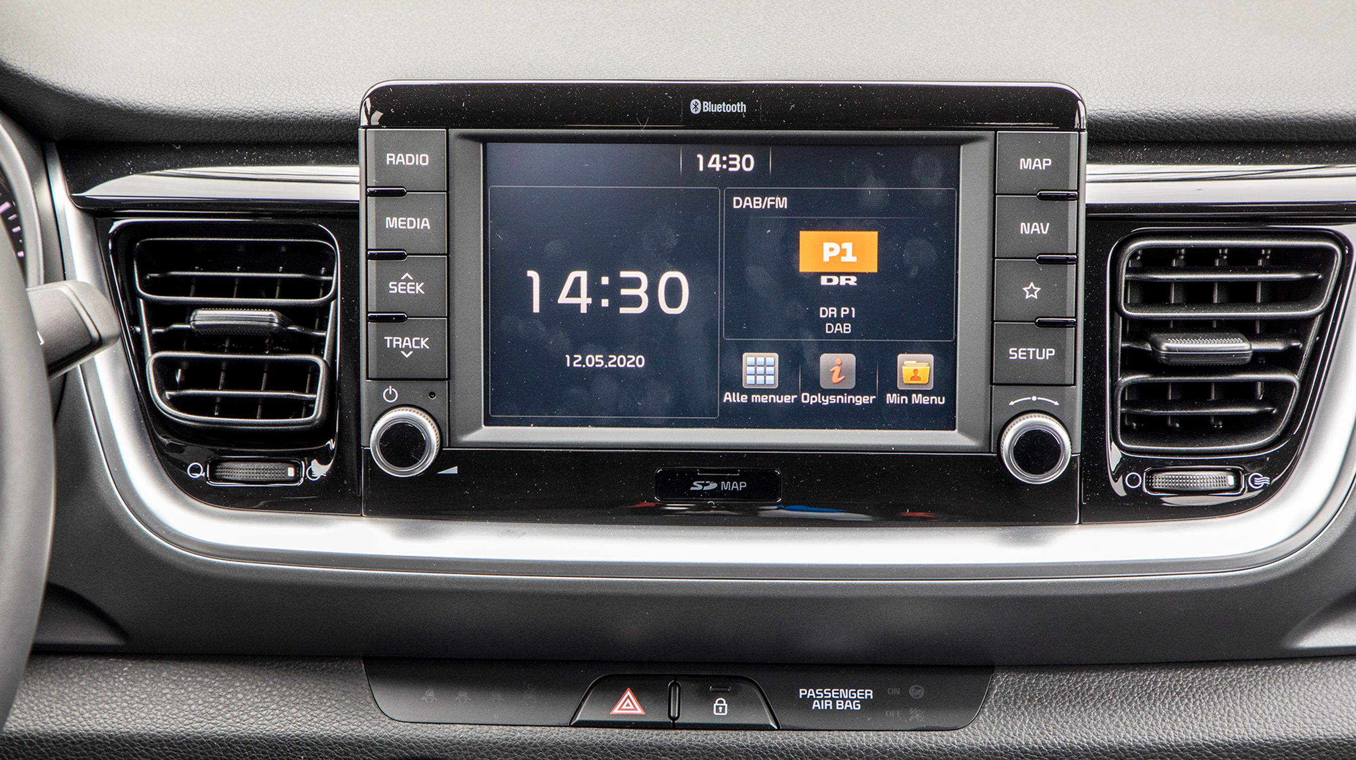 Skærmen er på 7" og indeholder bl.a. TomTom-navigationsanlæg og Apple CarPlay.