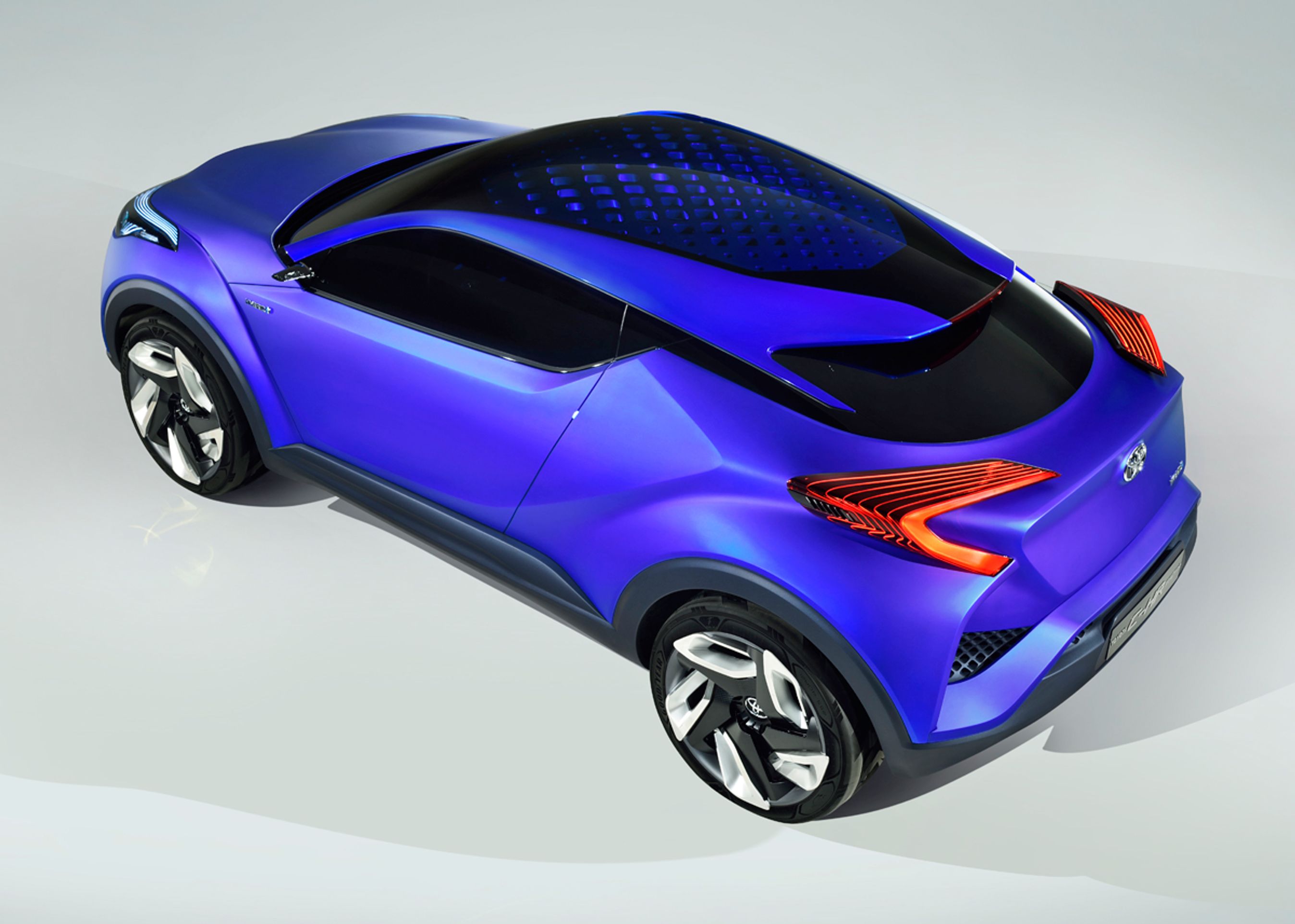 Toyota C-HR har dramatiske former og minder lidt om Nissan Juke. Men C-HR bliver, som bogstavet C-antyder, et nummer større. Foto: Toyota