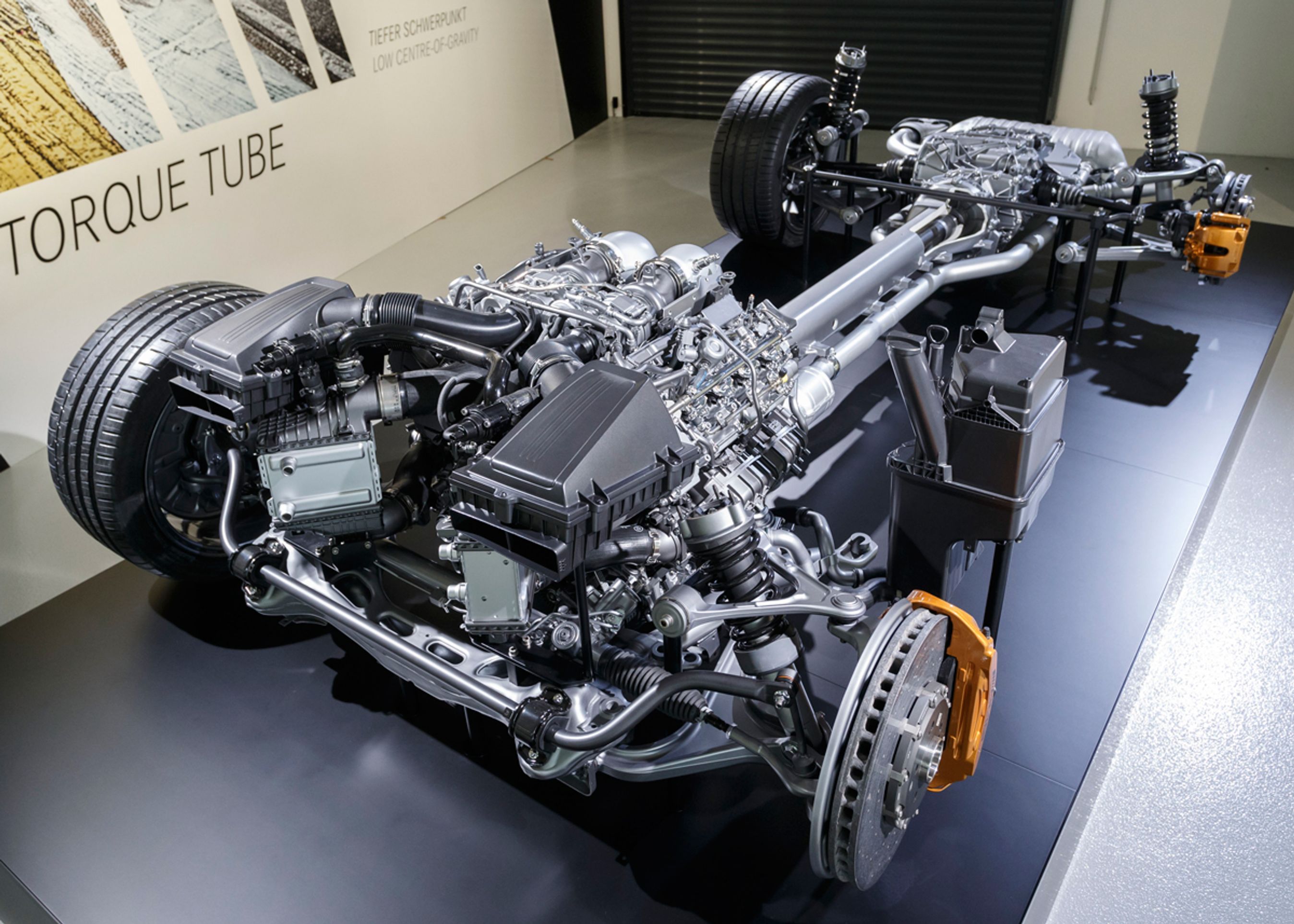 AMG-GT har såkaldt transaxle-konstruktion med motoren for/center og gearkassen ved bagakslen. Det giver en nærmest 50:50-vægtfordeling.