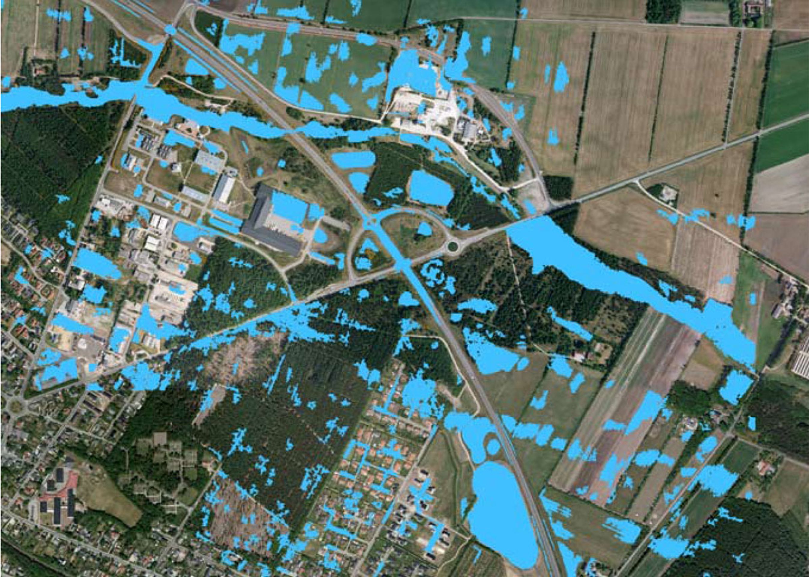 Et forholdsvis simpel kombination af højdekurver, vejnet og nedbørsdata giver dette kort, som viser risiko for oversvømmelse. Illustration: Vejdirektoratet