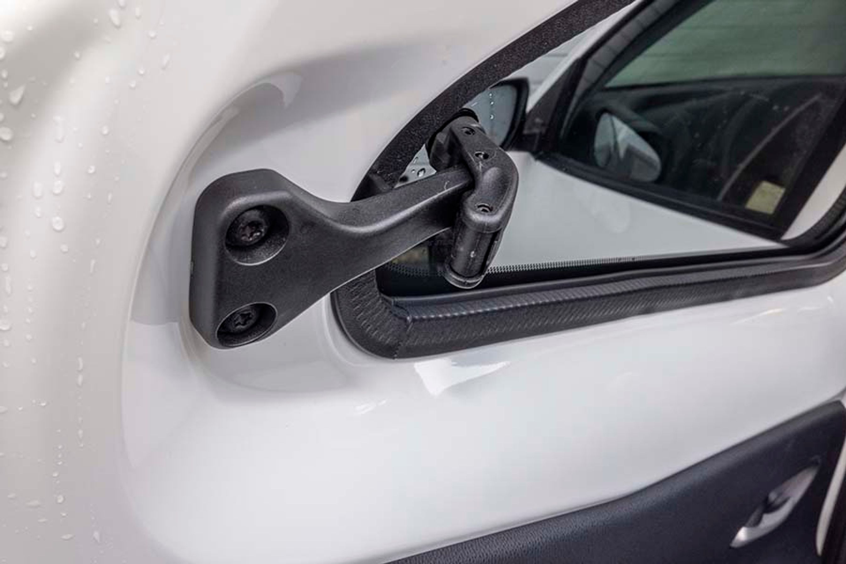 I bagdørene kan ruderne kun stilles på klem. Det er ret irriterende, hvis man kører alene, for så må man ind til siden for at enten lukke eller åbne ruderne.