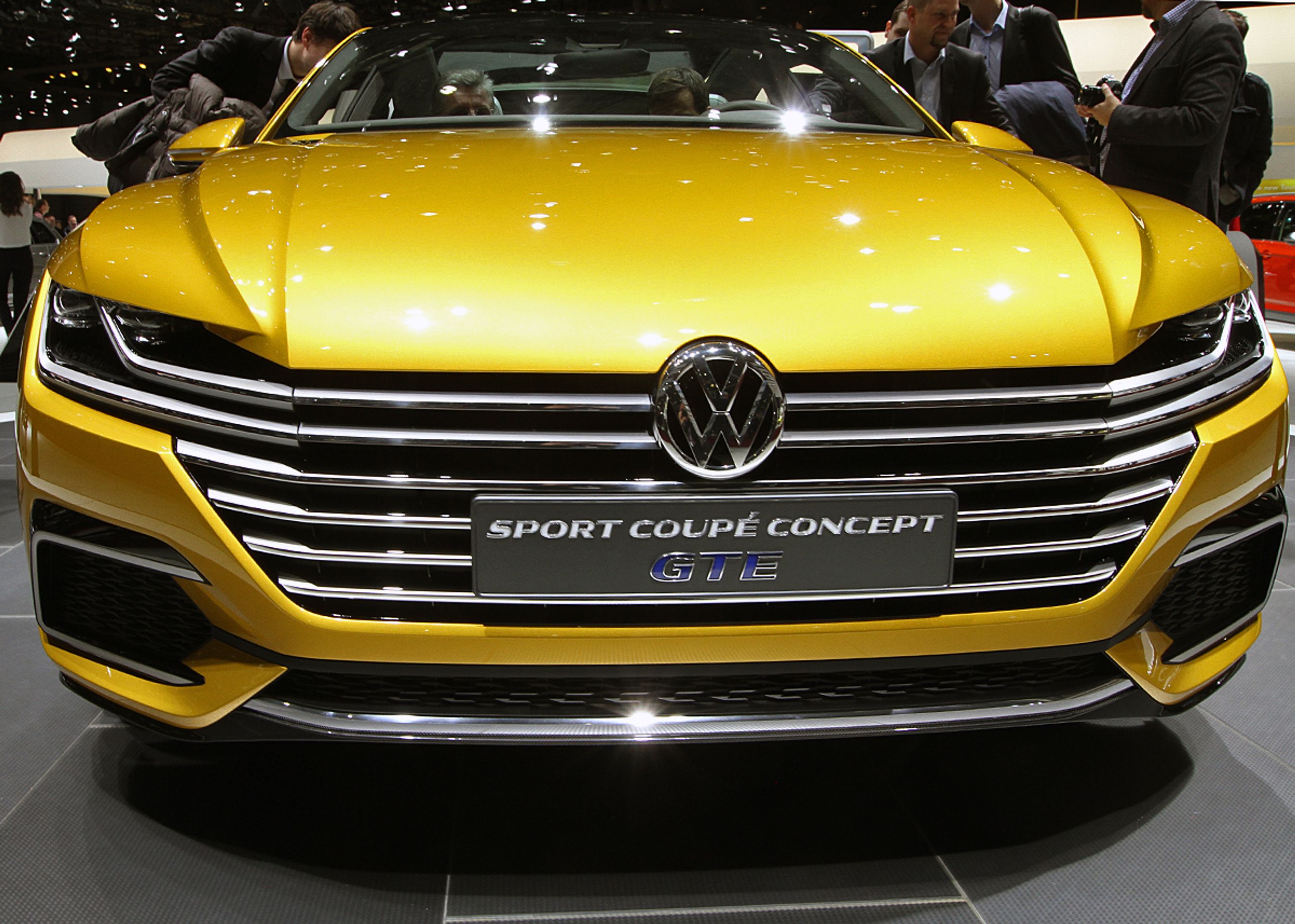 Den europæiske Sport Coupé er mere dramatisk med dybere grill end den kinesiske. Og så er farven skrappere....