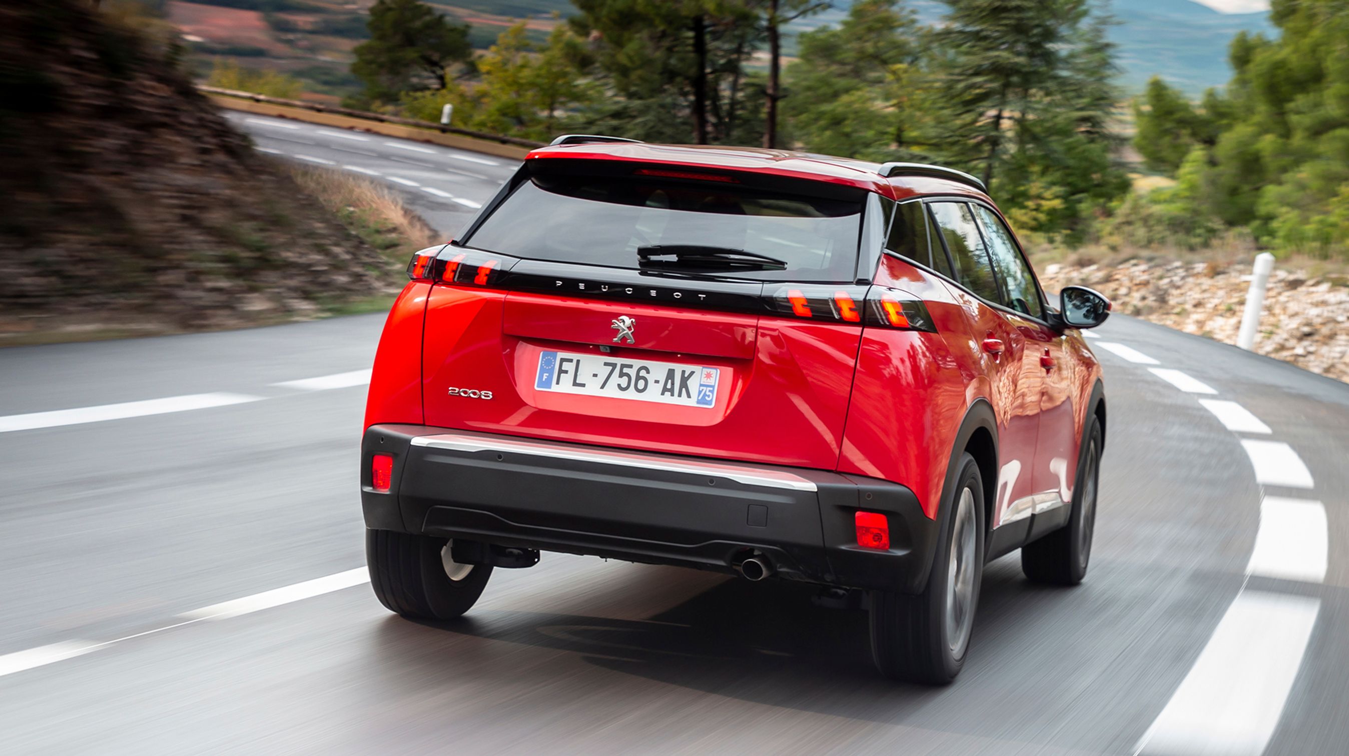 Bagtil er de karakteristiske Peugeot-baglygter med tre lodrette lamper. C-stolpen ligner en rude, men er blot en sort detalje.