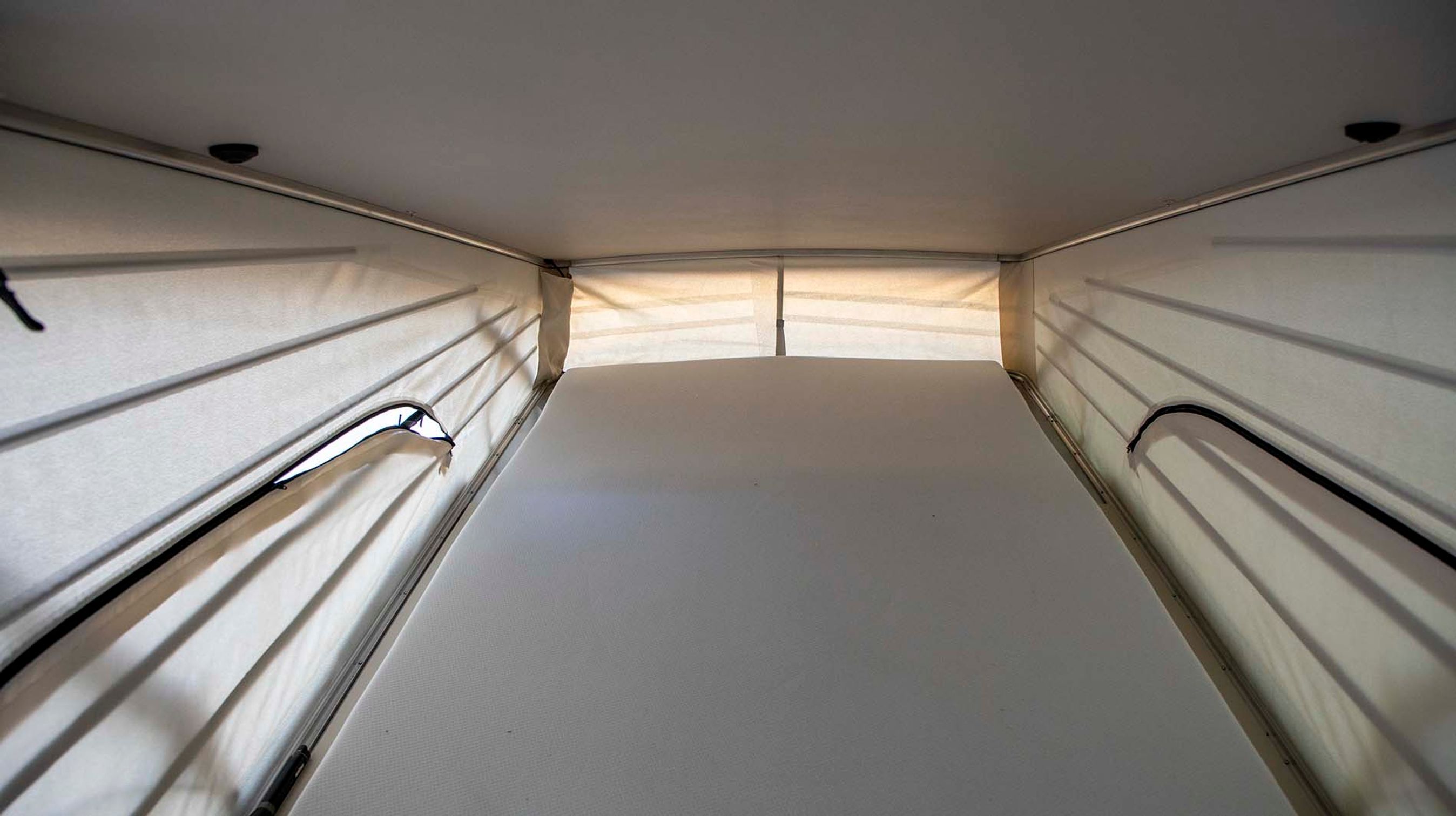 Man skal være gode venner for at sove to personer oppe på første sal. Derudover kræver det lidt smidighed at komme derop, men er man først deroppe, ligger man ganske fint.