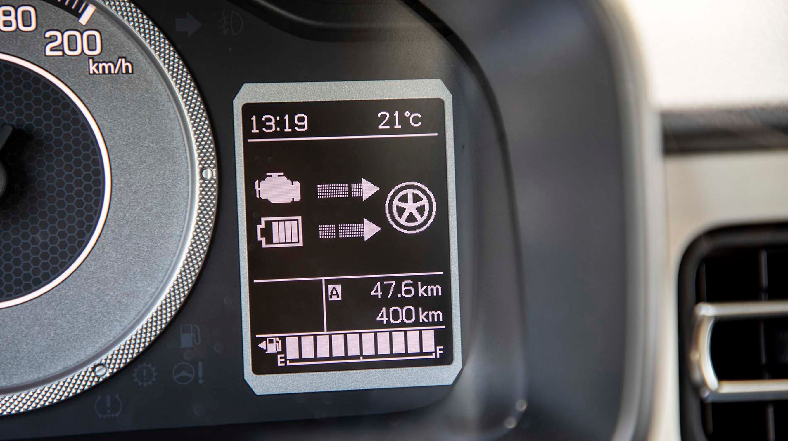 Et lille display i instrumenthuset viser, hvor kræfterne kommer fra.