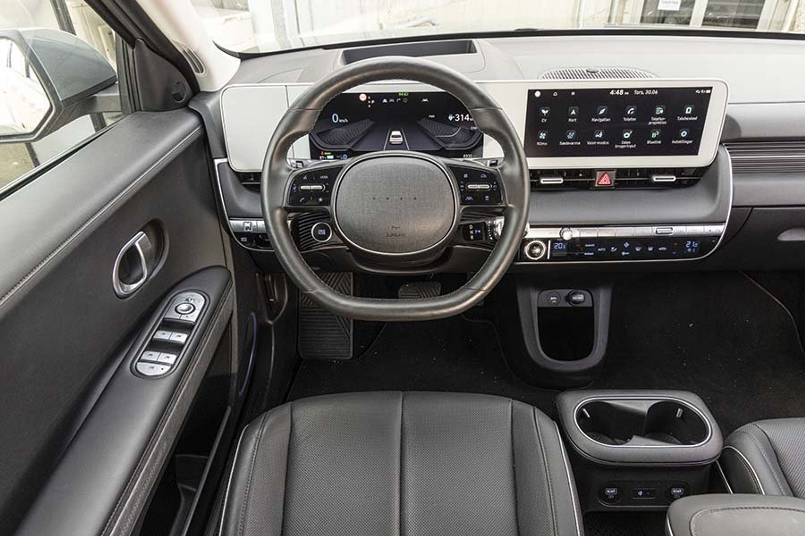 Førerpladsen er præget af de to skærme