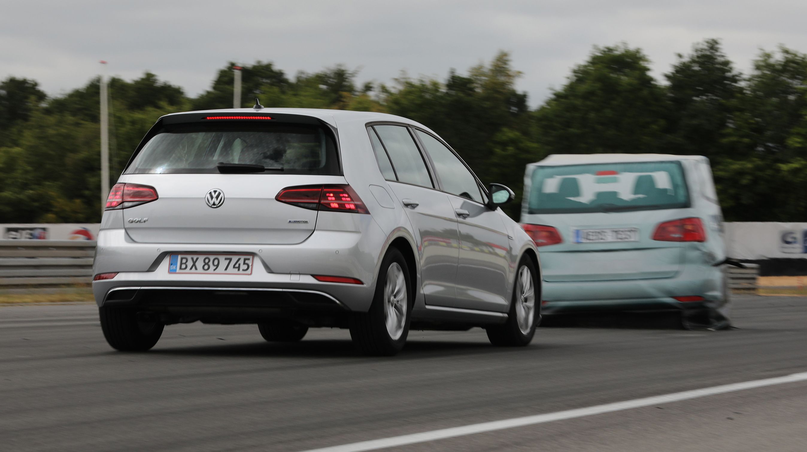 VW Golf er løbende blevet opdateret med det nyeste sikkerhedsudstyr. På FDM Jyllandsringen kunne den selv bremse helt op, for den ramte forhindringen, med op til 40 km/t.