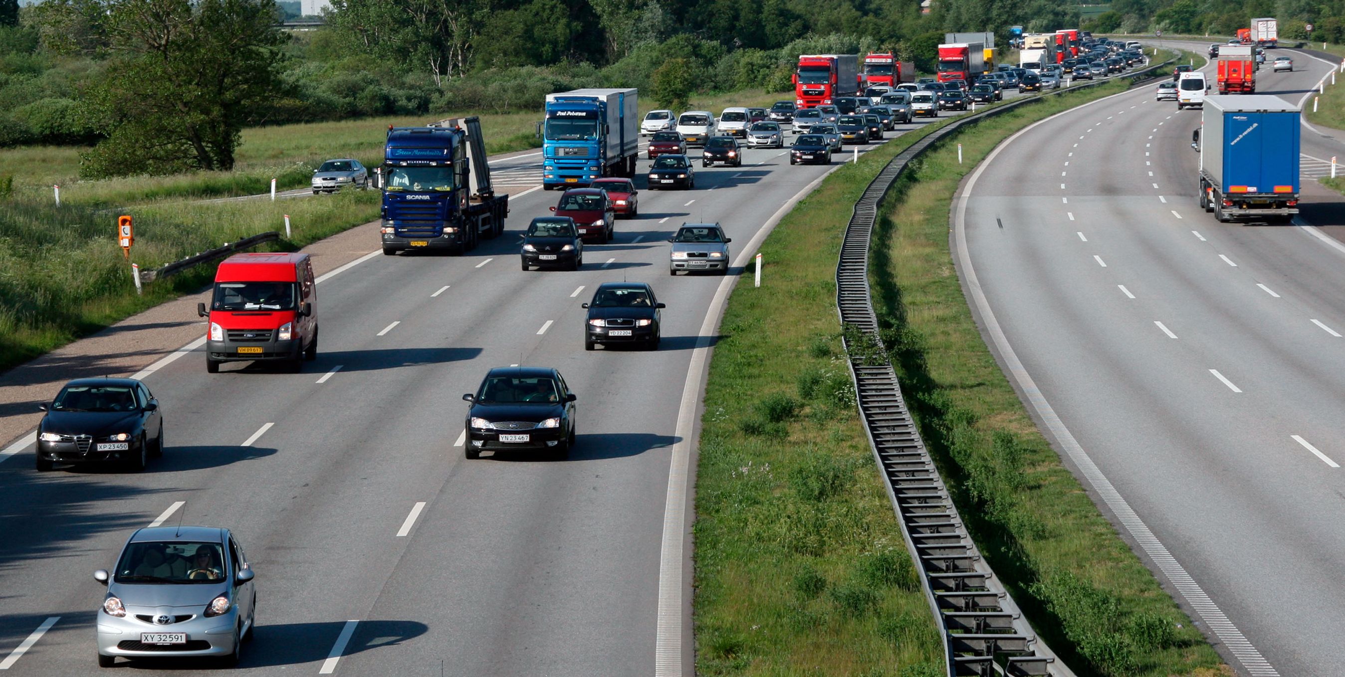 Tre mio. biler skal nu deles om Danmarks veje.