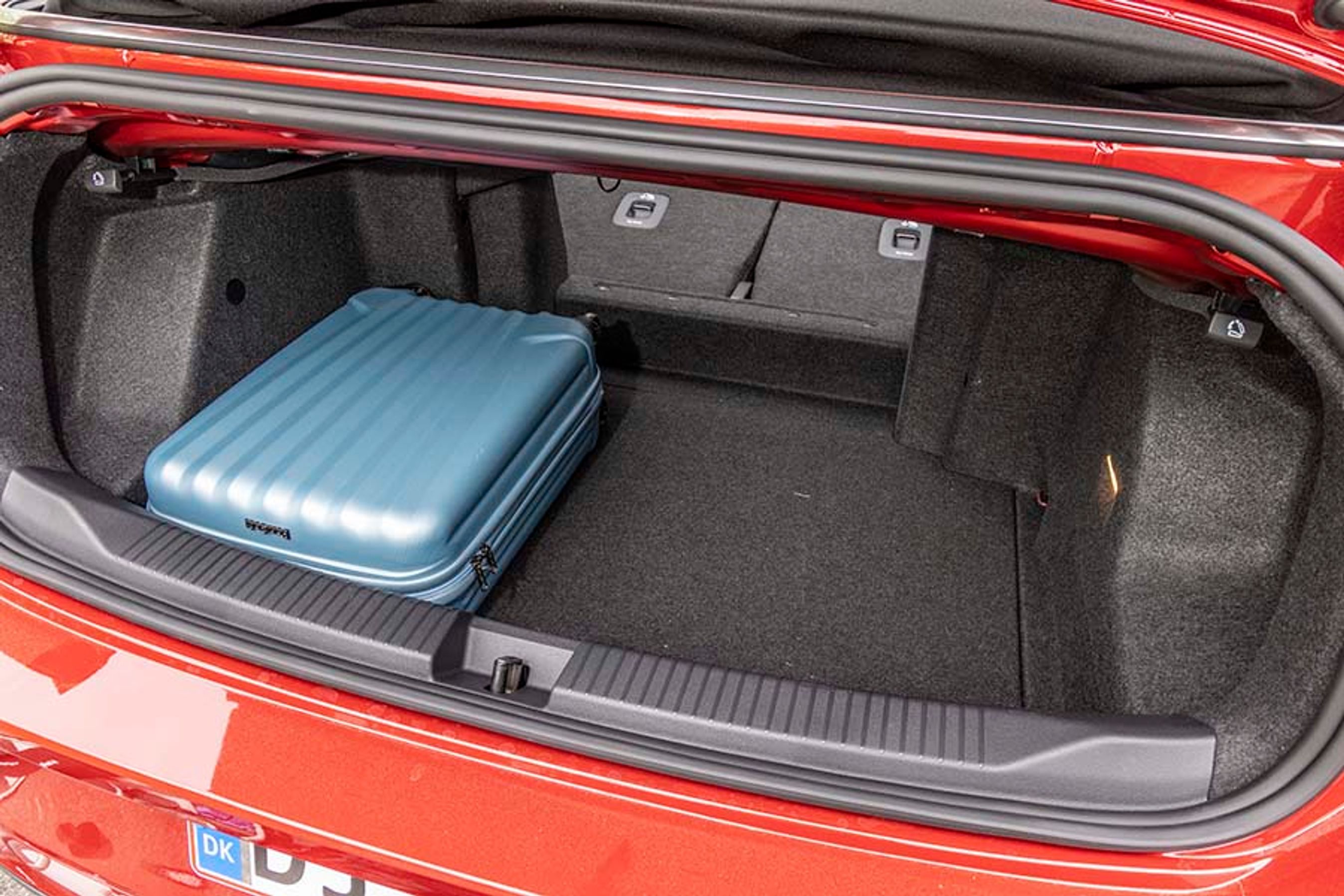 Der er 280 liters bagagerum, men adgangen er ikke optimal. Du kan lægge bagsæderne ned, endda inde fra bagagerummet, hvor der er et håndtag i hver side. 