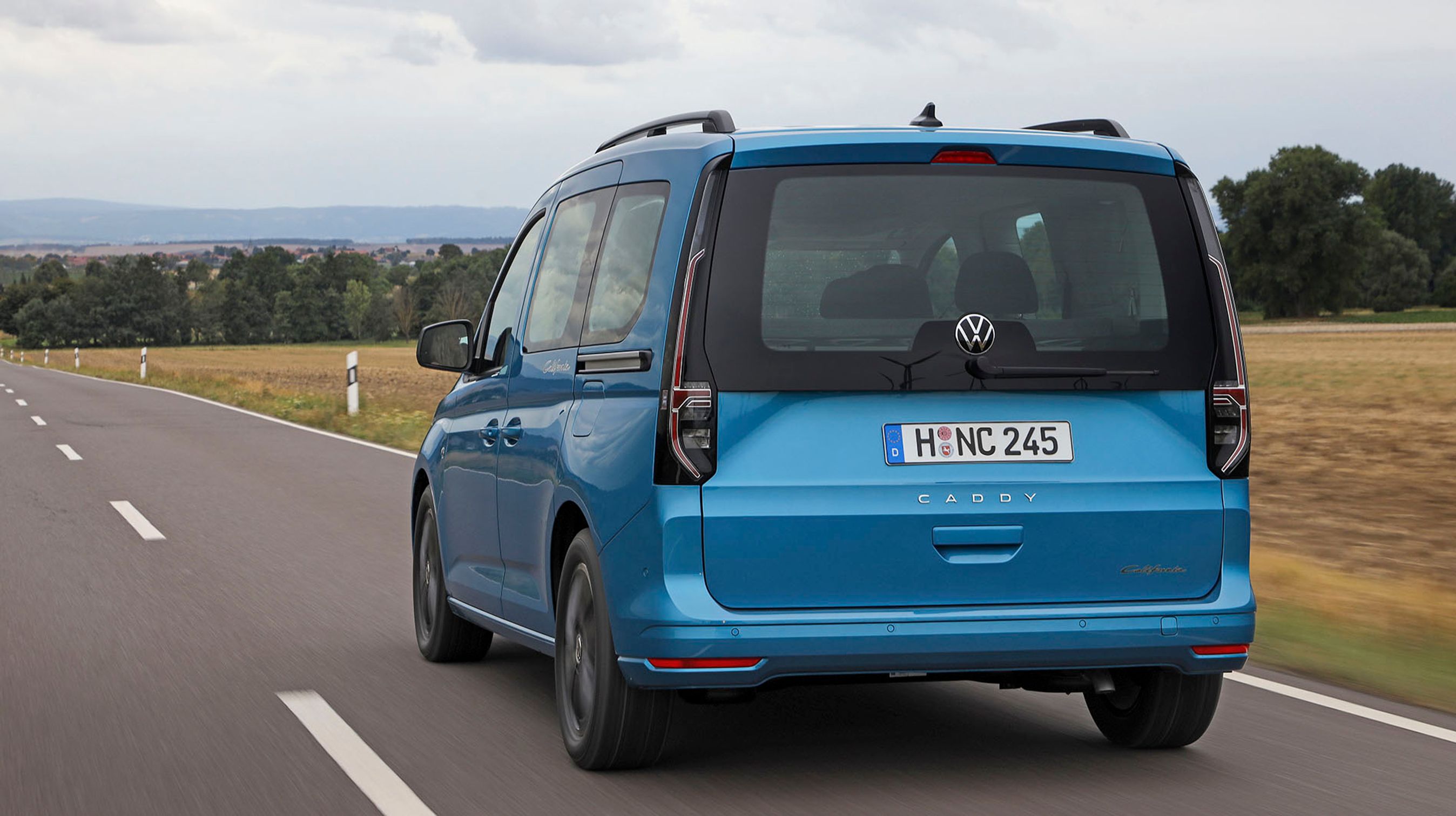 Der er en stor tophængslet bagklap og en skydedør i hver side. Tagræling er standard, og med anhængertræk må bilen trække op til 1.500 kg.