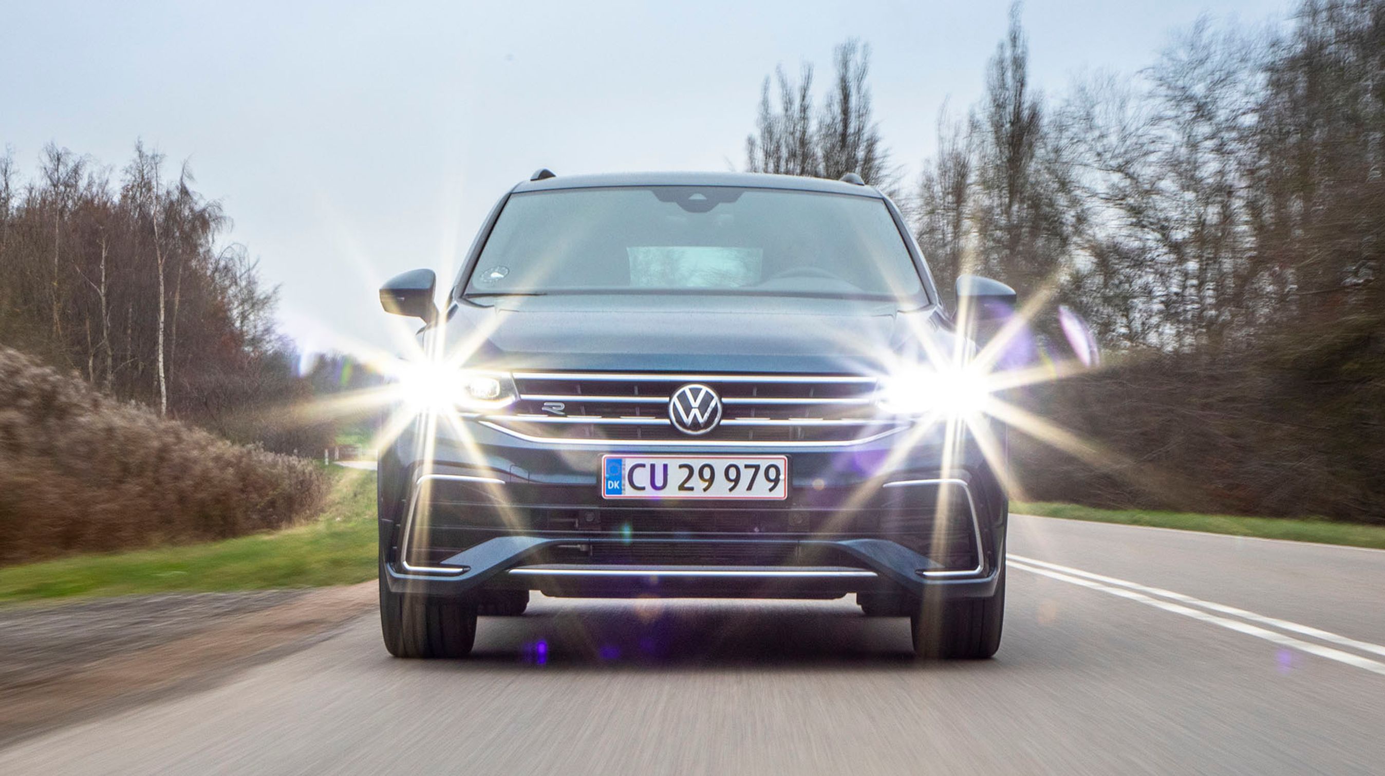 Forlygterne er som standard af LED-typen med automatisk styring af de enkelte LED-dioder, så man kan køre med langt lys uden at blænde de modkørende. Det giver et godt lys og øger sikkerheden ved kørsel i mørke.