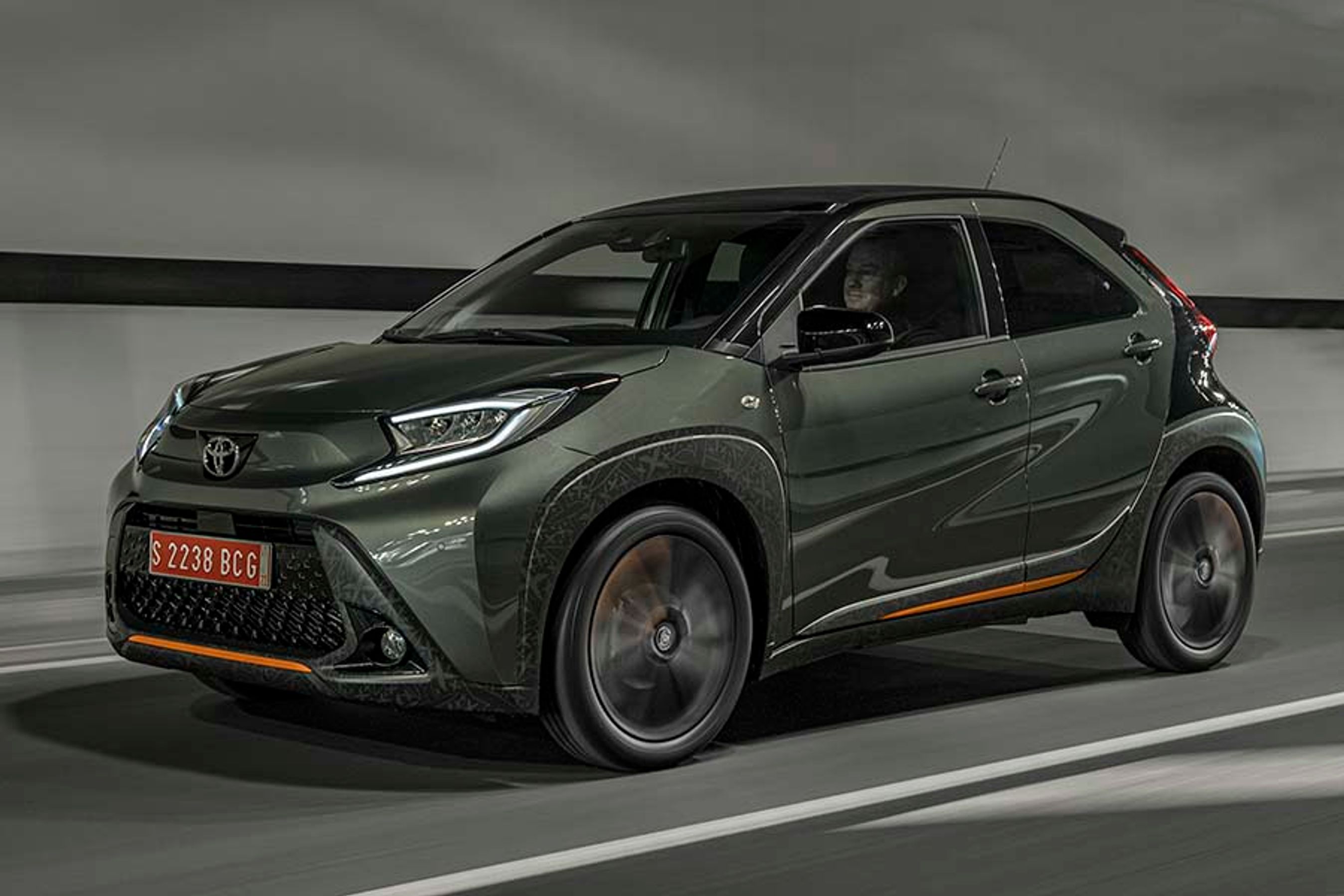 Den nye Toyota Aygo X er vokset på alle ledder og har fået former, der får den til at fremstå som en mikro-SUV. Den ligner noget, der kunne være en elbil, men den nye Aygo X fås kun med en trecylindret 1.0-liters benzinmotor.