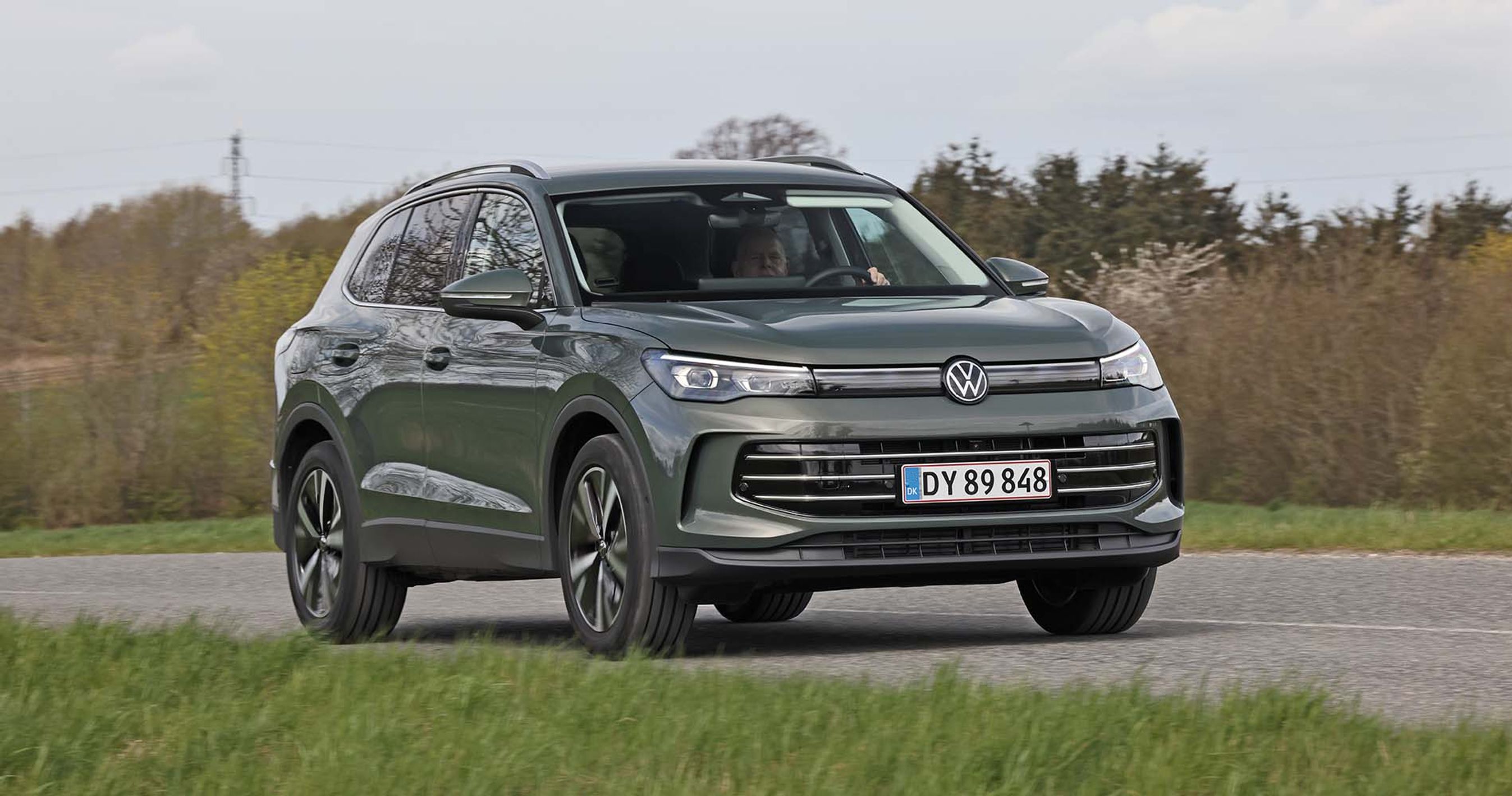VW Tiguan set forfra, mens den kører på en landevej