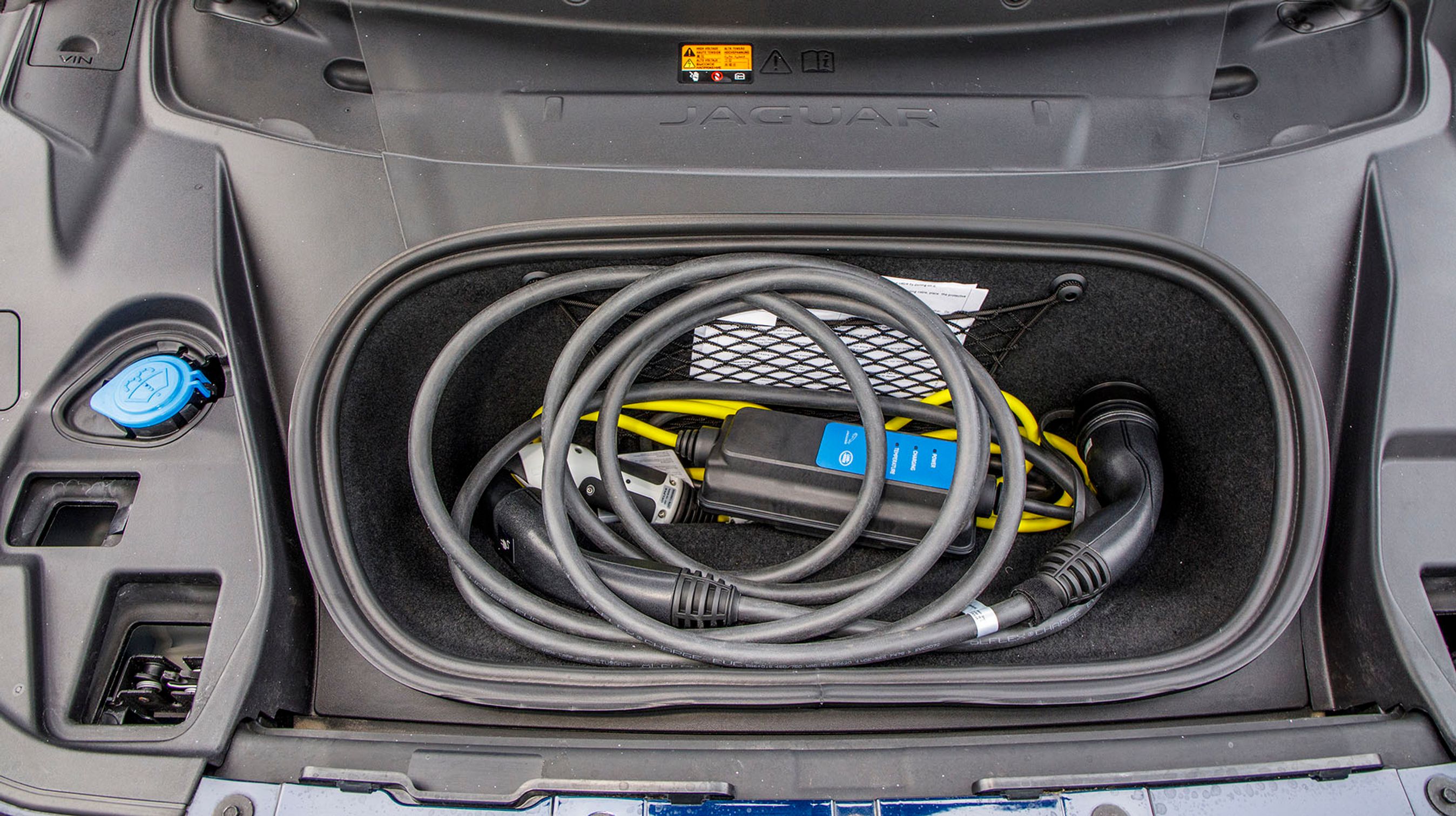 Fortil er der et særligt rum under motorhjelmen – en såkaldt frunk – og her kan man opbevare ladekabler og lignende.