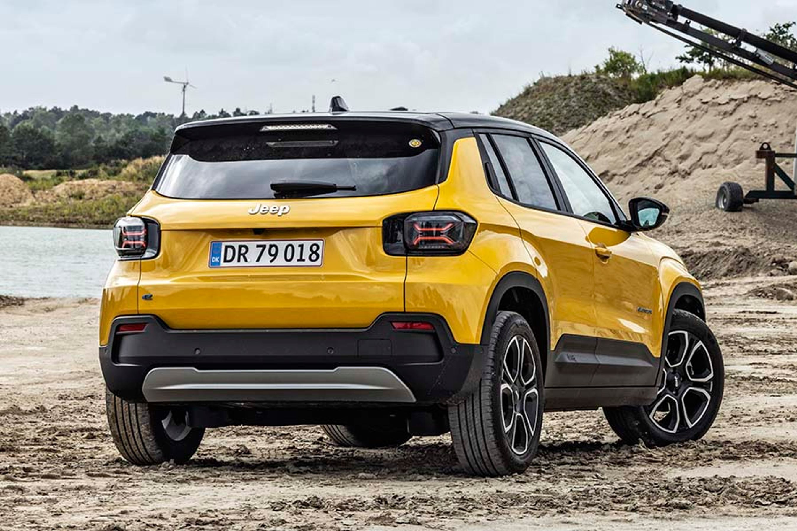 Gul Jeep Avenger set bagfra holder stille i en grusgrav