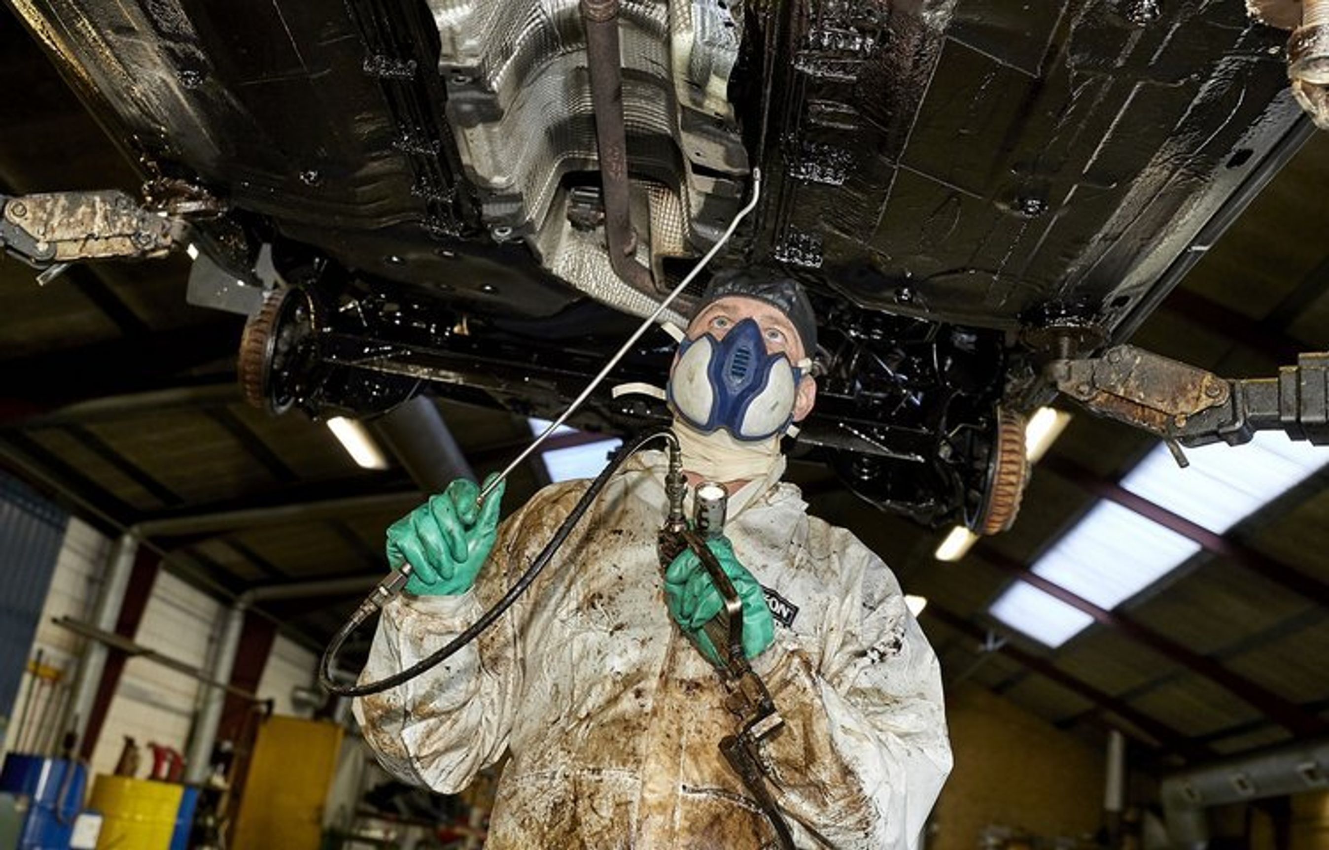 FDM medarbejder påfører rustbeskyttelse under bil