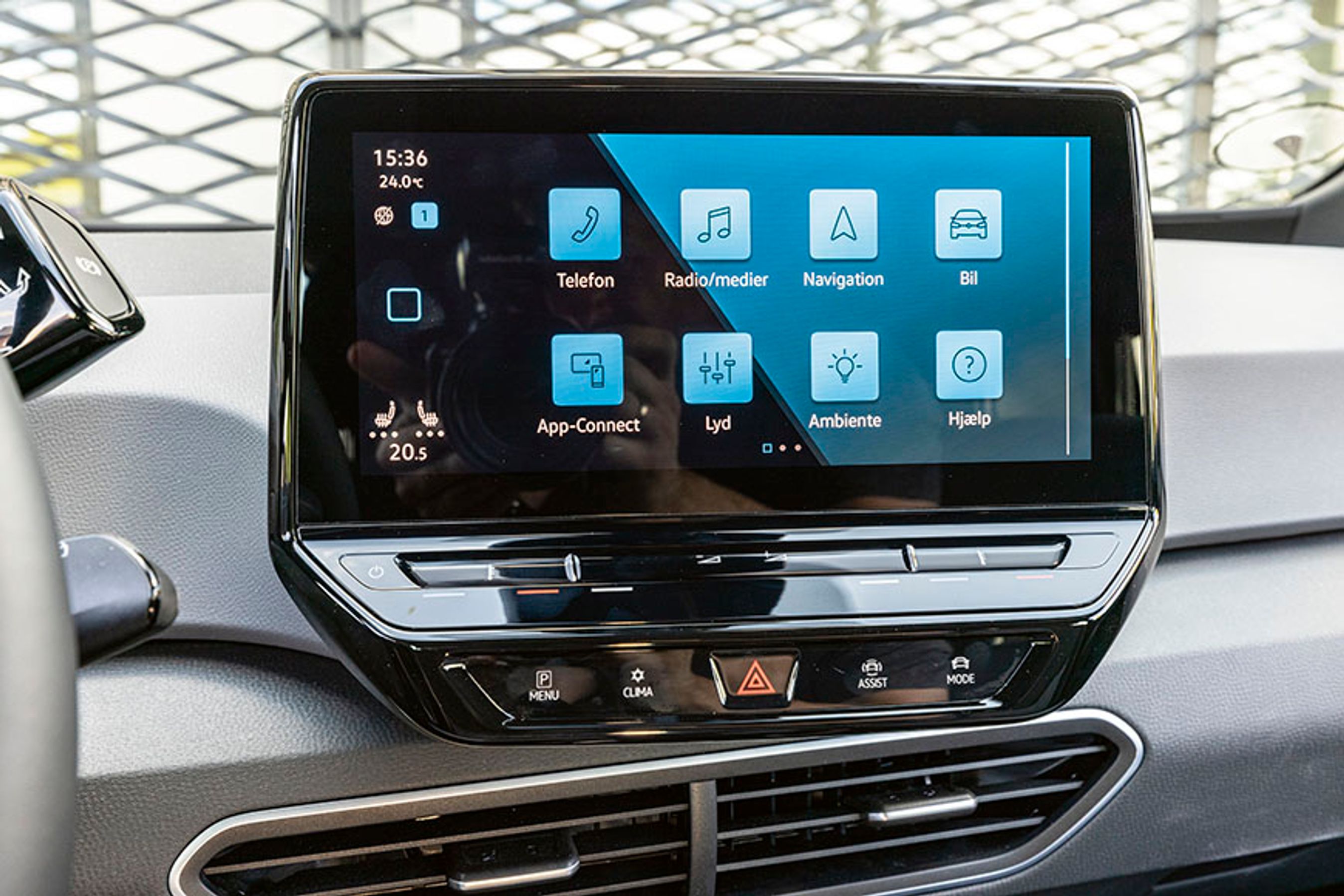 Trykskærmen er logisk opbygget og let at betjene, men på nogle områder irriterer det, at man skal langt ind i en menu for at slå f.eks. assistentsystemerne til og fra.
