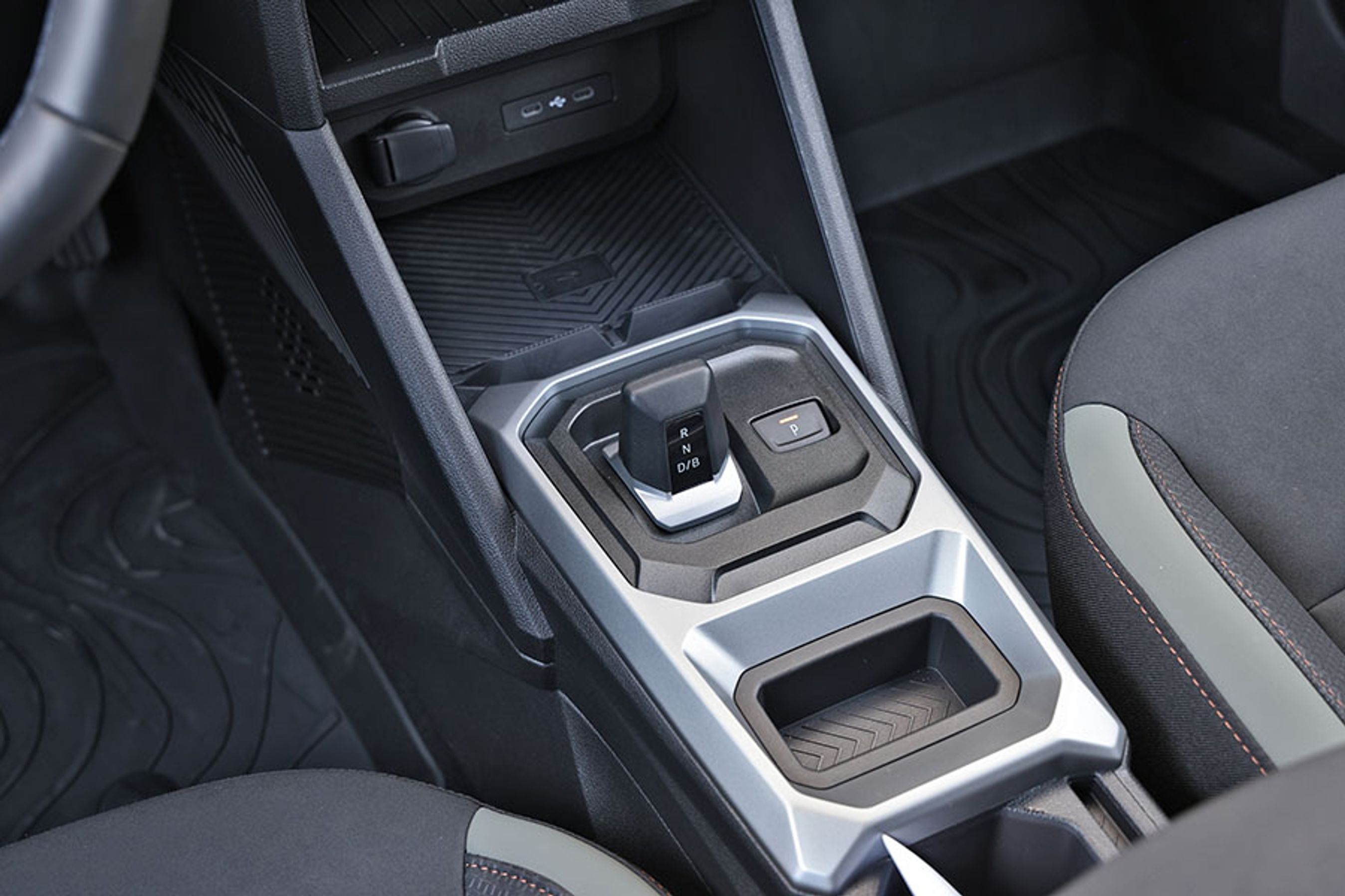 Gearvælgeren er placeret mellem forsæderne og er af den elektroniske type, der selv går i P, når man slukker motoren. Den er let at benytte i hverdagen.