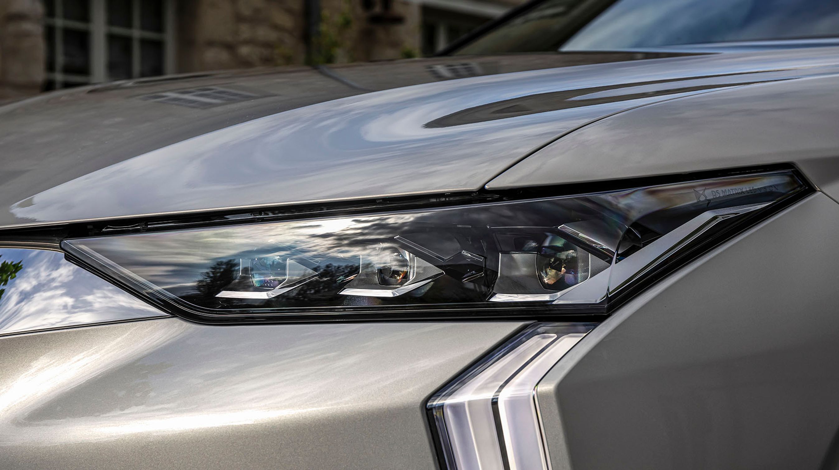 Forlygterne er i topudgaverne af matrix-typen med adaptivt lys. I alt 98 dioder styres individuelt, så de kun lyser der, hvor de ikke generer de øvrige trafikanter.