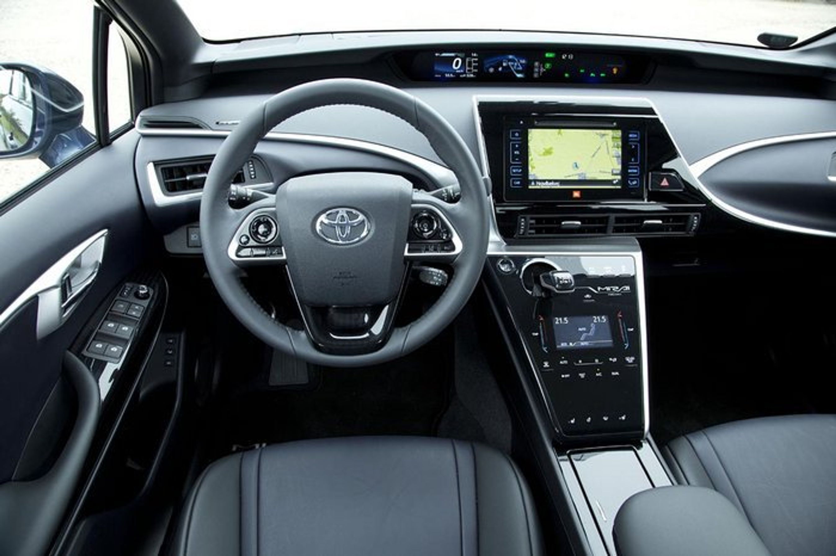 Førerpladsen er flot indrettet med næsten alt, hvad man kan forestille sig af udstyr. Den er let at køre, når man først har sat sig ind i alle knappernes funktioner.