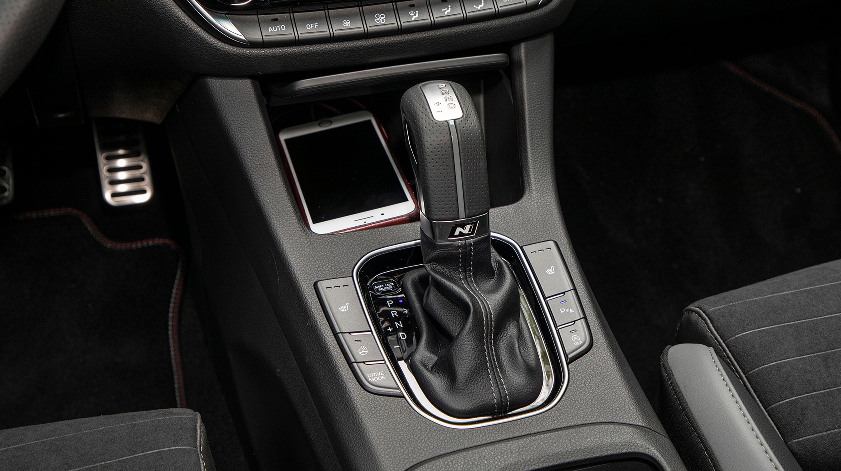 Automatgearet har syv trin og er af dobbeltkoblings-typen, der er samme teknologi som VW’s DSG-gear. Gearskiftene foregår imponerende og er merprisen på 20.000 kr. værd. 