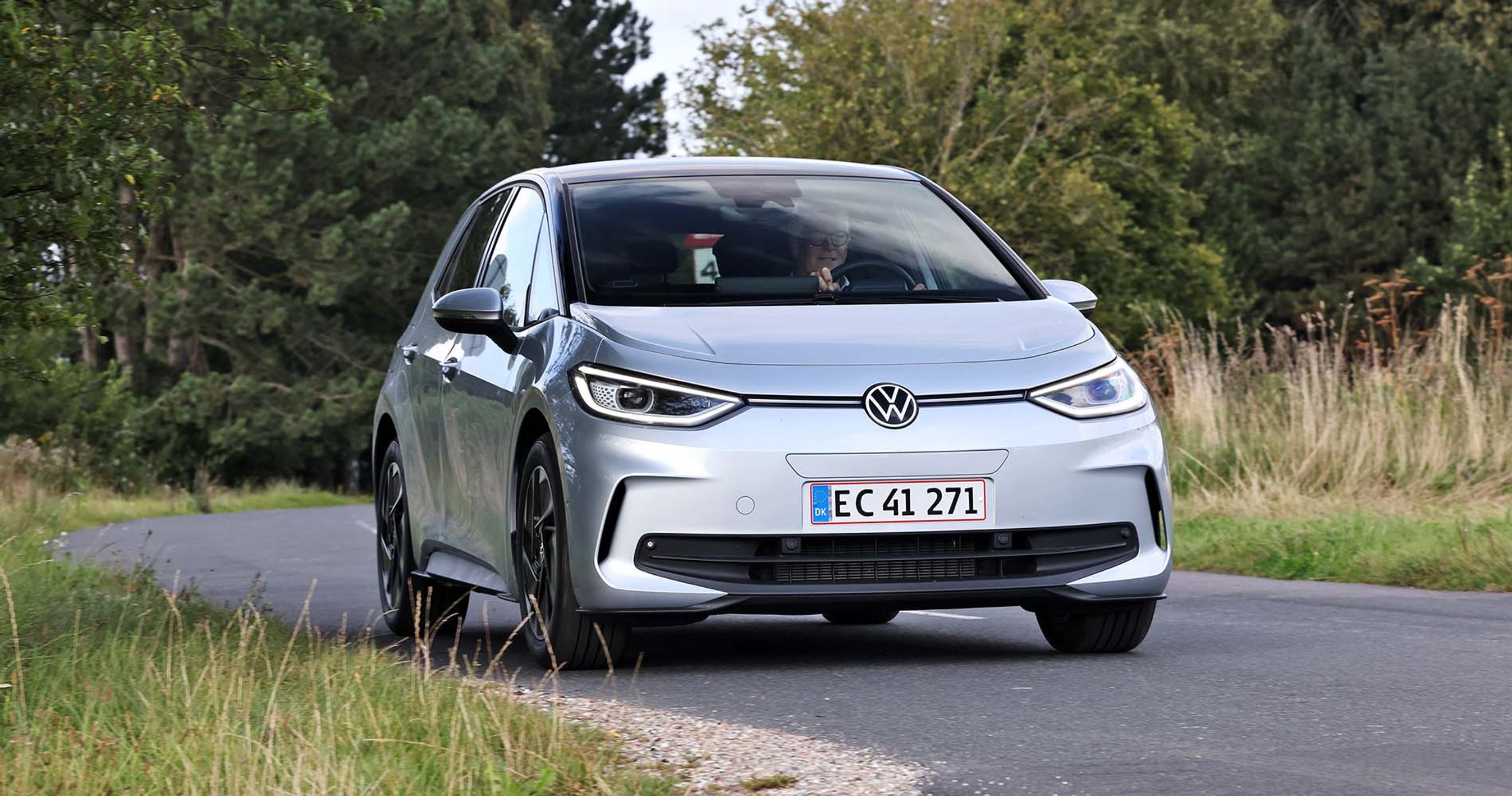 VW ID.3 kører på landevej