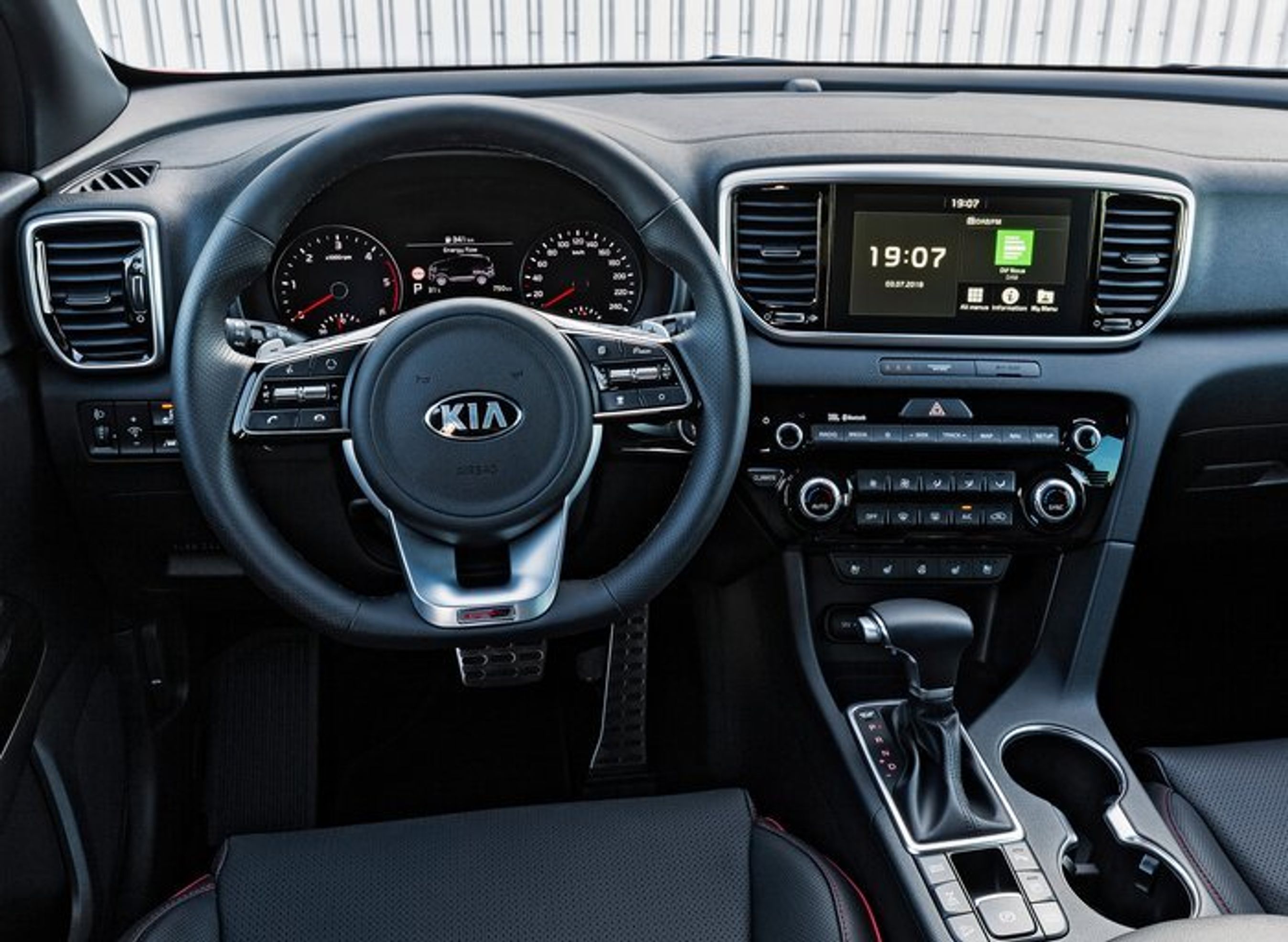 Førerpladsen i Kia Sportage.