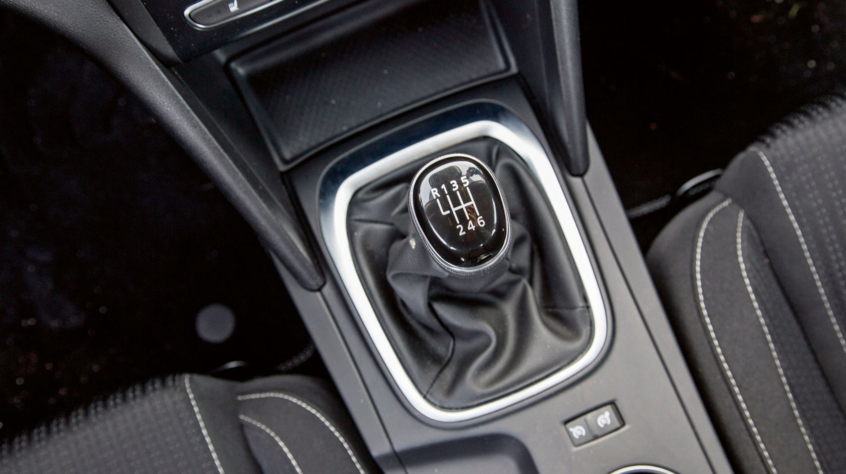 Alle udgaver af Mégane har seks gear som standard. Der findes to versioner med en sekstrins dobbeltkoblingsgearkasse.