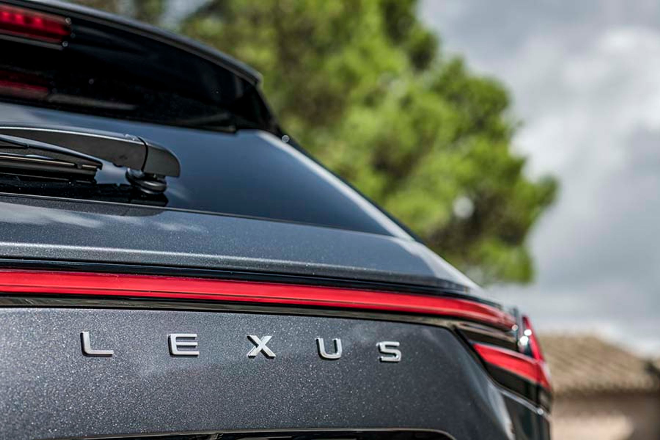 NX er første Lexus, hvor det anonyme logo bagpå er skiftet ud med en stor, selvsikker Lexus-signatur. Det ser mere moderne ud.