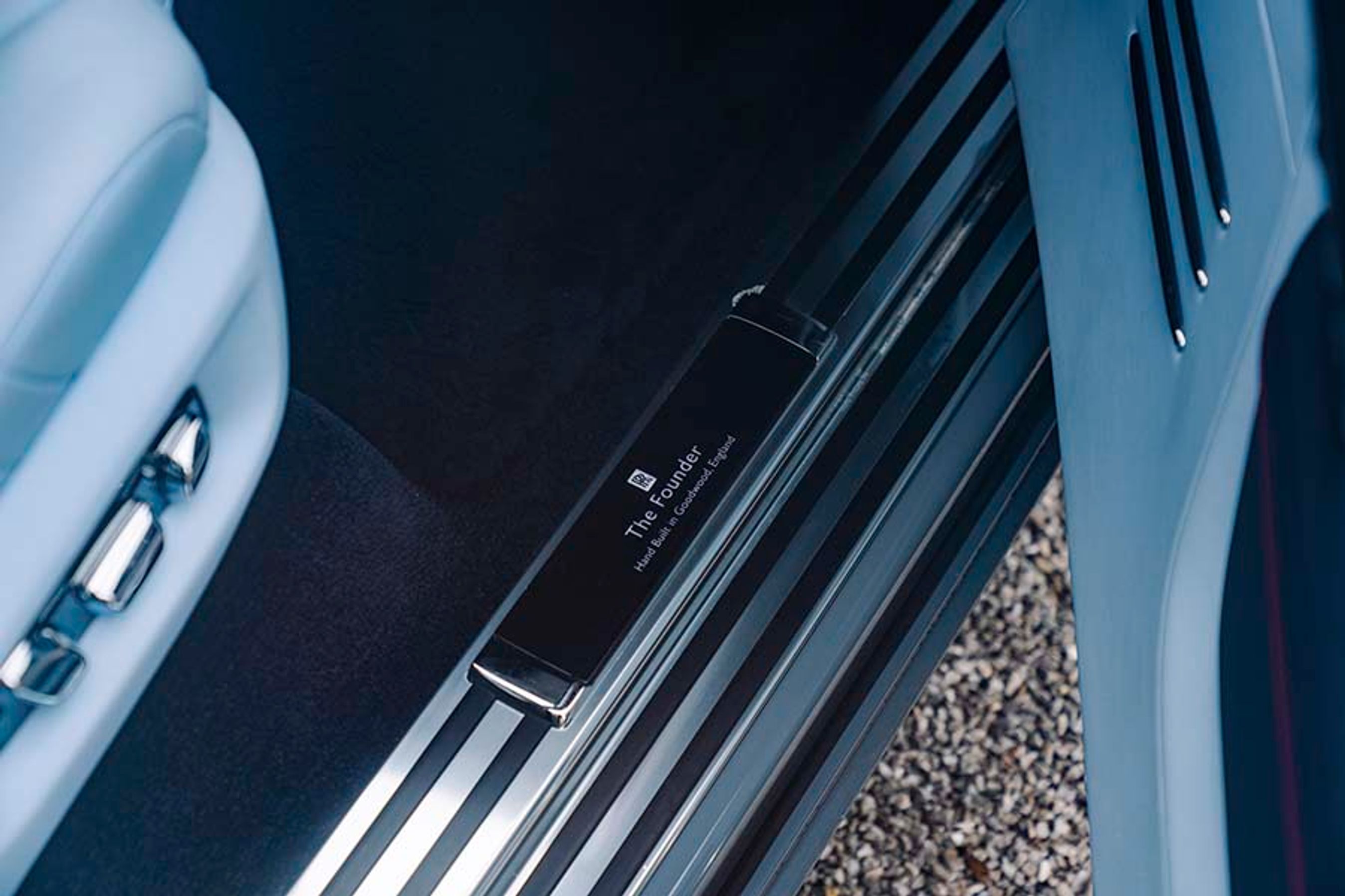 Denne udgave af Phantom hedder The Founder og inkluderer grå lak med en lille pink linje – en farve der går igen ved syninger og monogrammer inde i kabinen.