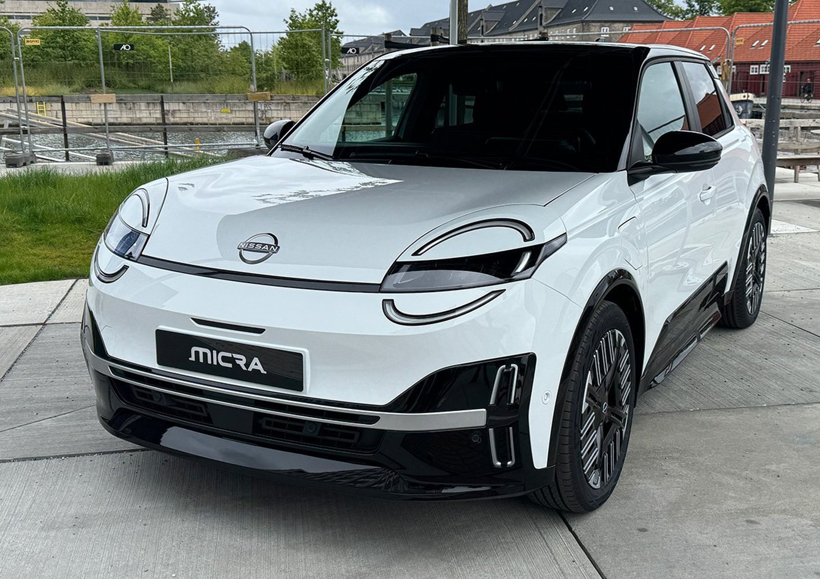 Hvid Nissan Micra forfra.