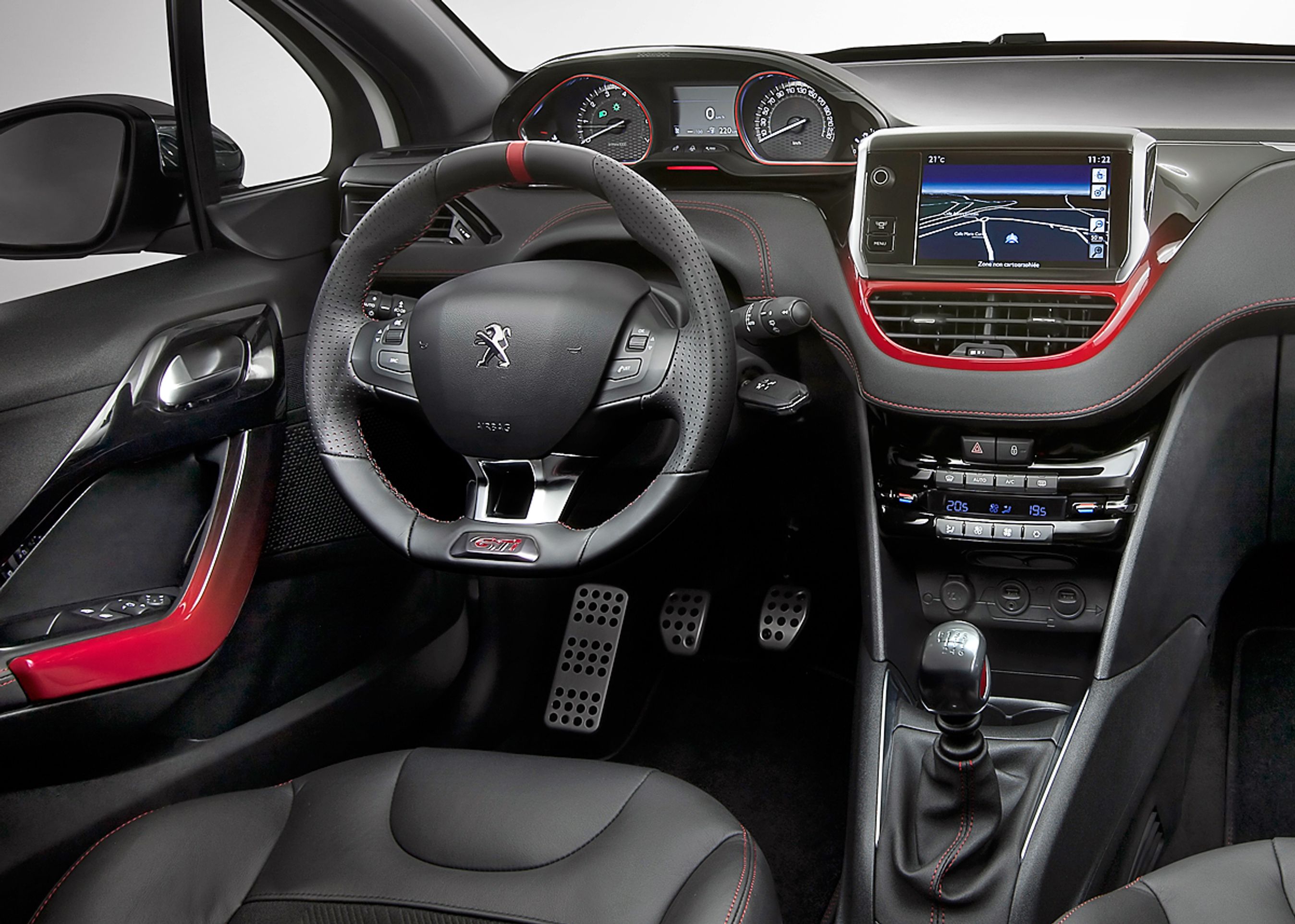 Røde GTI-syninger på læderrat og gearstang, instrumentbræt i grå alcantara og sportsæder i nappa-læder er med til at diffenretiere GTI'en i kabinen. Loftet er helt sort, og dele af instrumentbrættet, ventilationsdyserne og dørgreb er dekoreret i rød og sort.