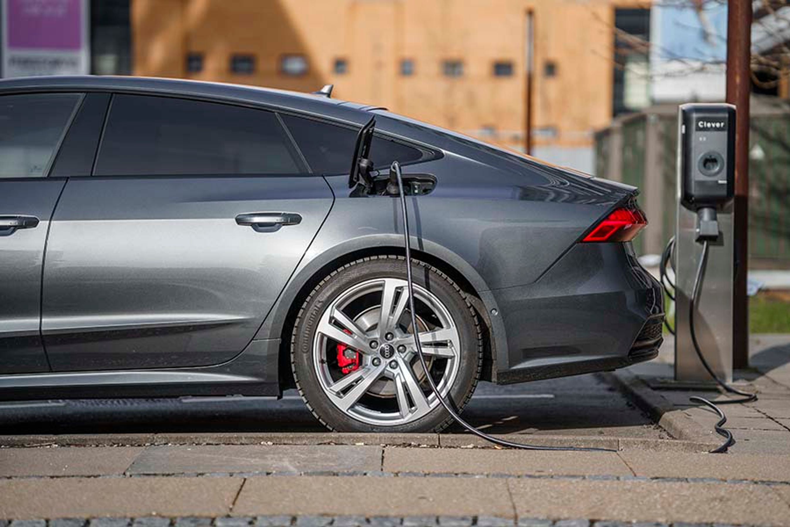 Ladestikket er placeret ved venstre baghjul. Man kan lade med strøm fra to faser, hvilket giver en ladeeffekt på 7,4 kW. Det kan oplade batteriet 14,4 kWh (netto) på et par timer.