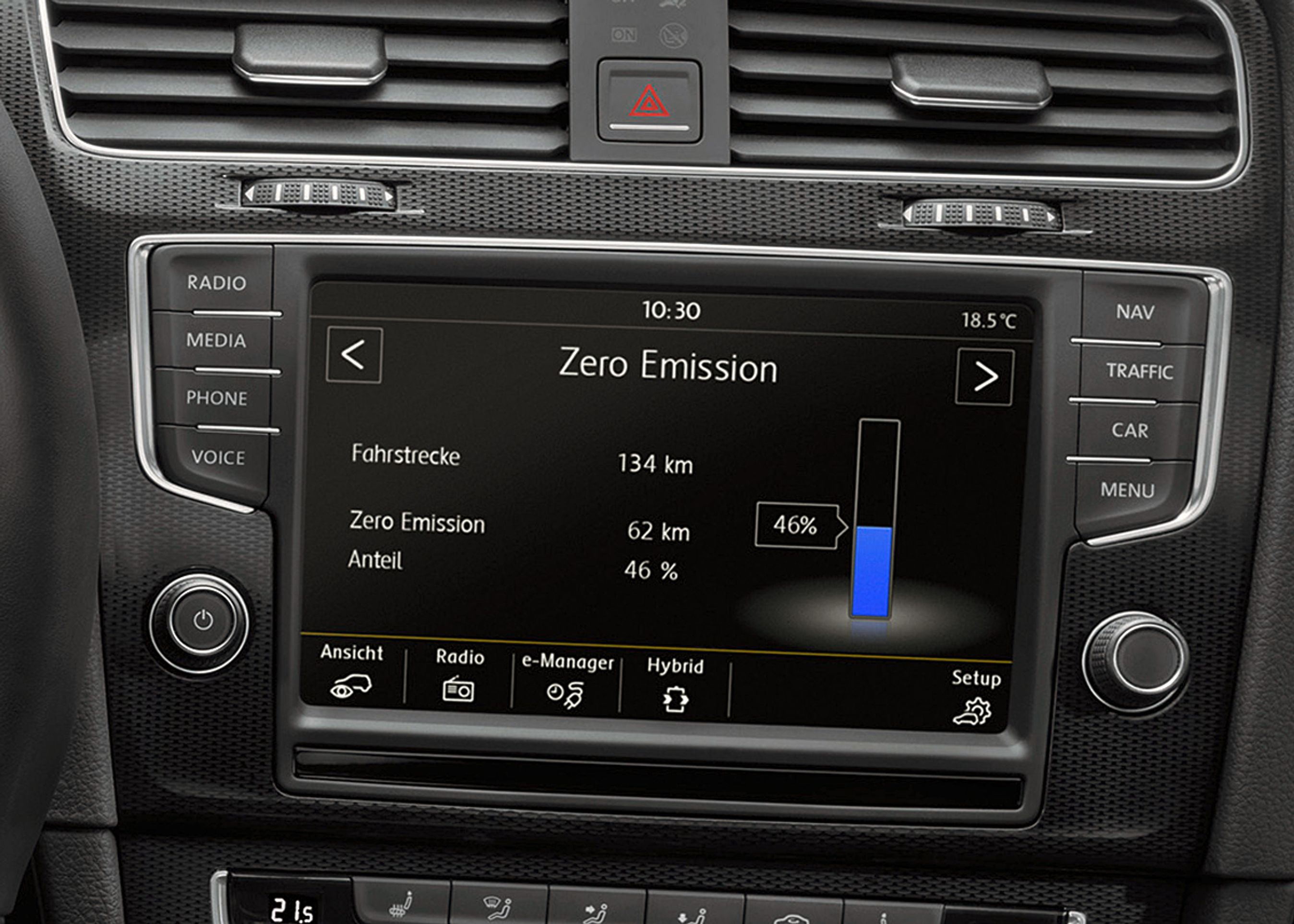 Instrumenteringen i Golf GTE er suppleret med dette display, der viser hvor meget strøm batteriet har tilbage, om bilen bruger strøm, og hvor meget strøm, der regenereres. Men en særlig funktion er det desuden muligt at gemme strømmen til senere, så man f.eks. bruger benzin på motorvejen og går over til strøm ved bykørsel.