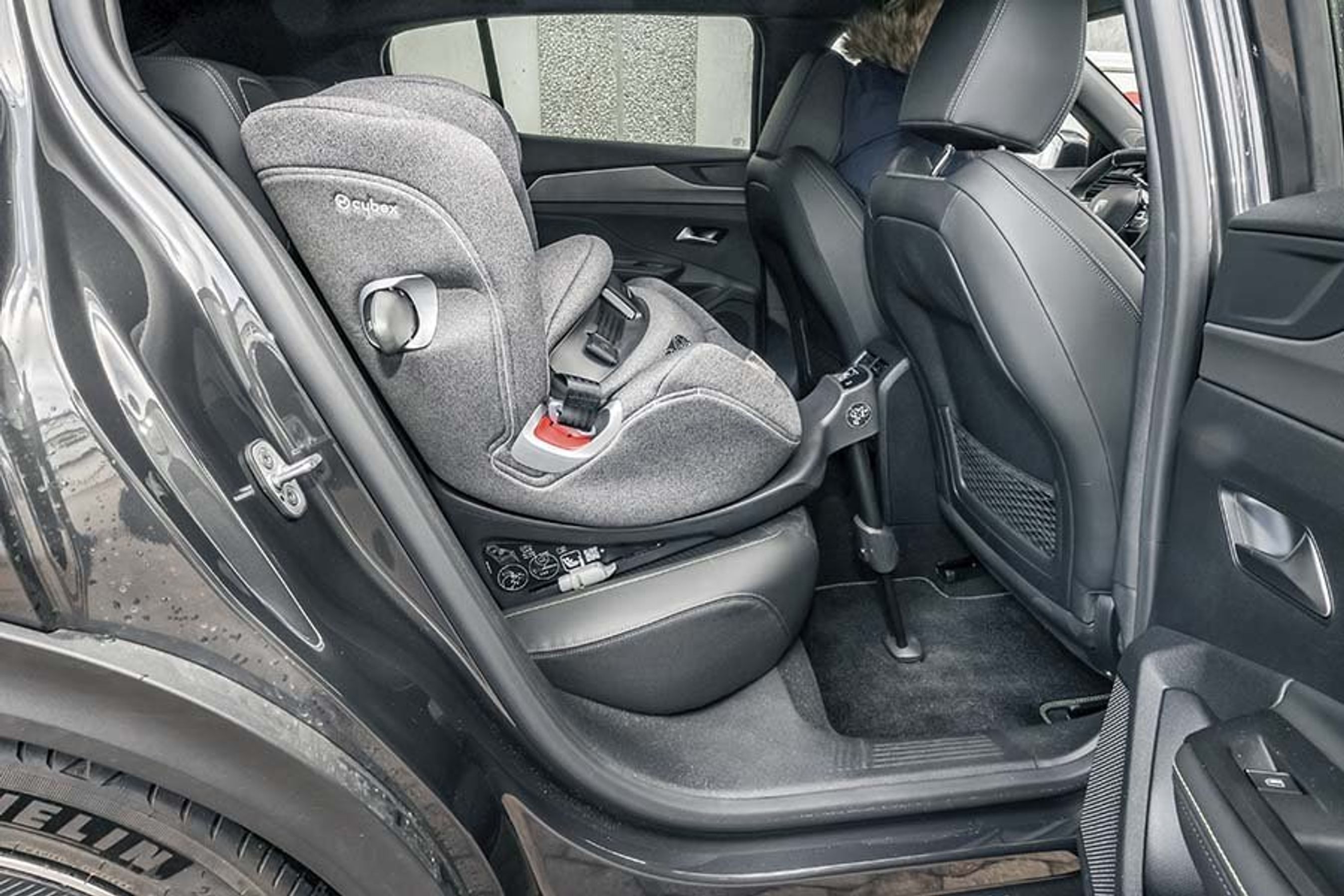 Autostol på bagsædet af en Peugeot 408