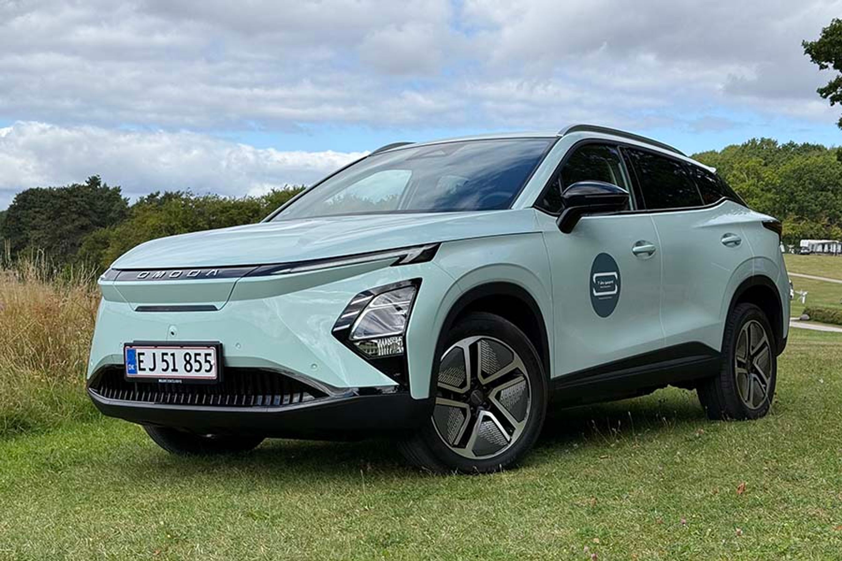 Omoda 5 EV er en elbil med SUV-former i den klasse, der i øjeblikket domineres af Skoda Elroq. Prisen er noget lavere og udstyret markant mere omfattende, og det er lige præcis de forhold, der gør at Omoda venter sig en vis succes i Danmark.