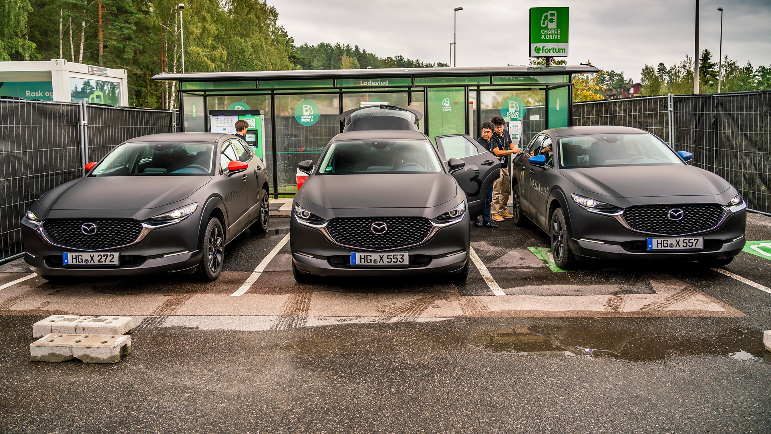 Mazdas elbil i kamuflage.